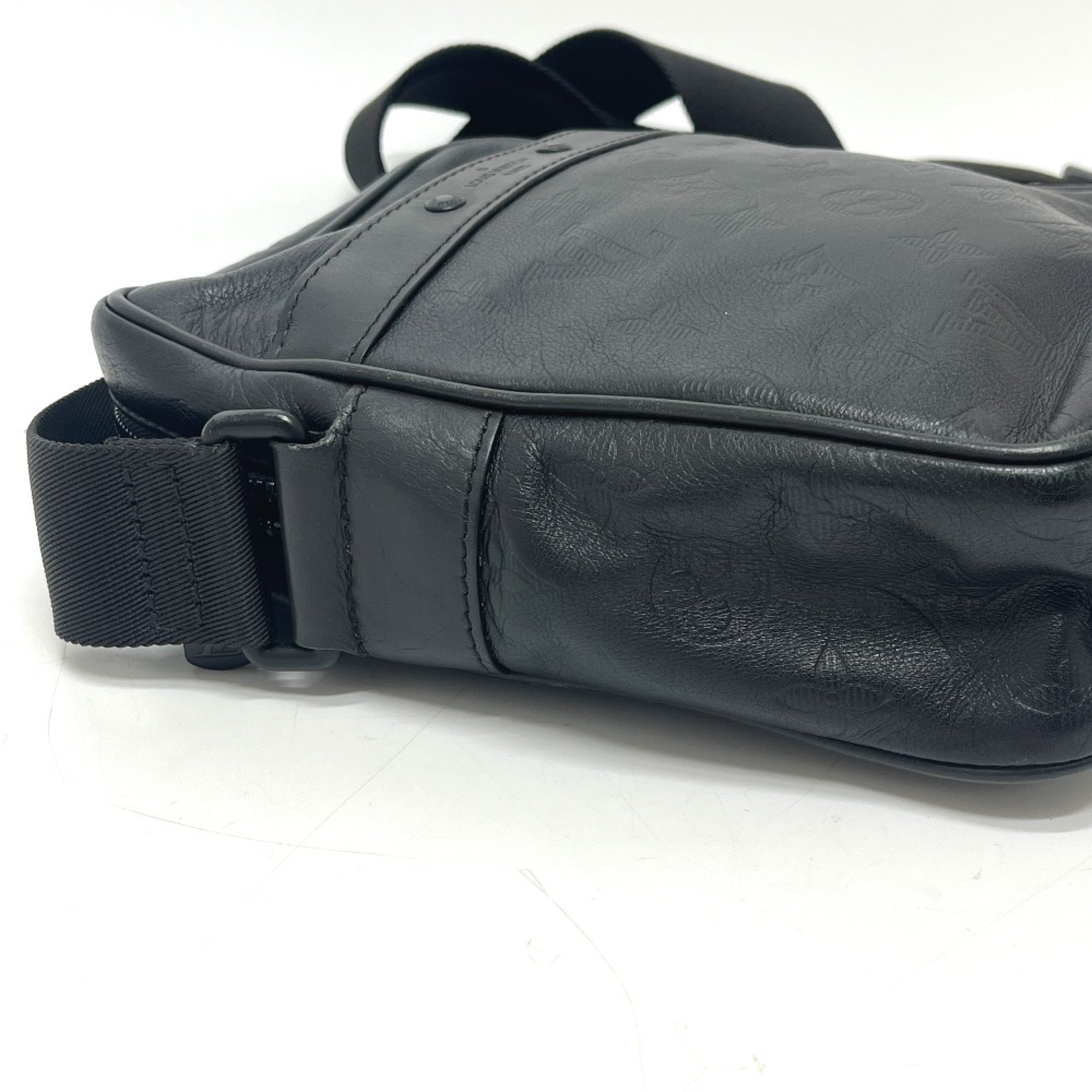 Louis Vuitton Black Leather Handbag Pochette Shoulder Bag (Pre-Owned)