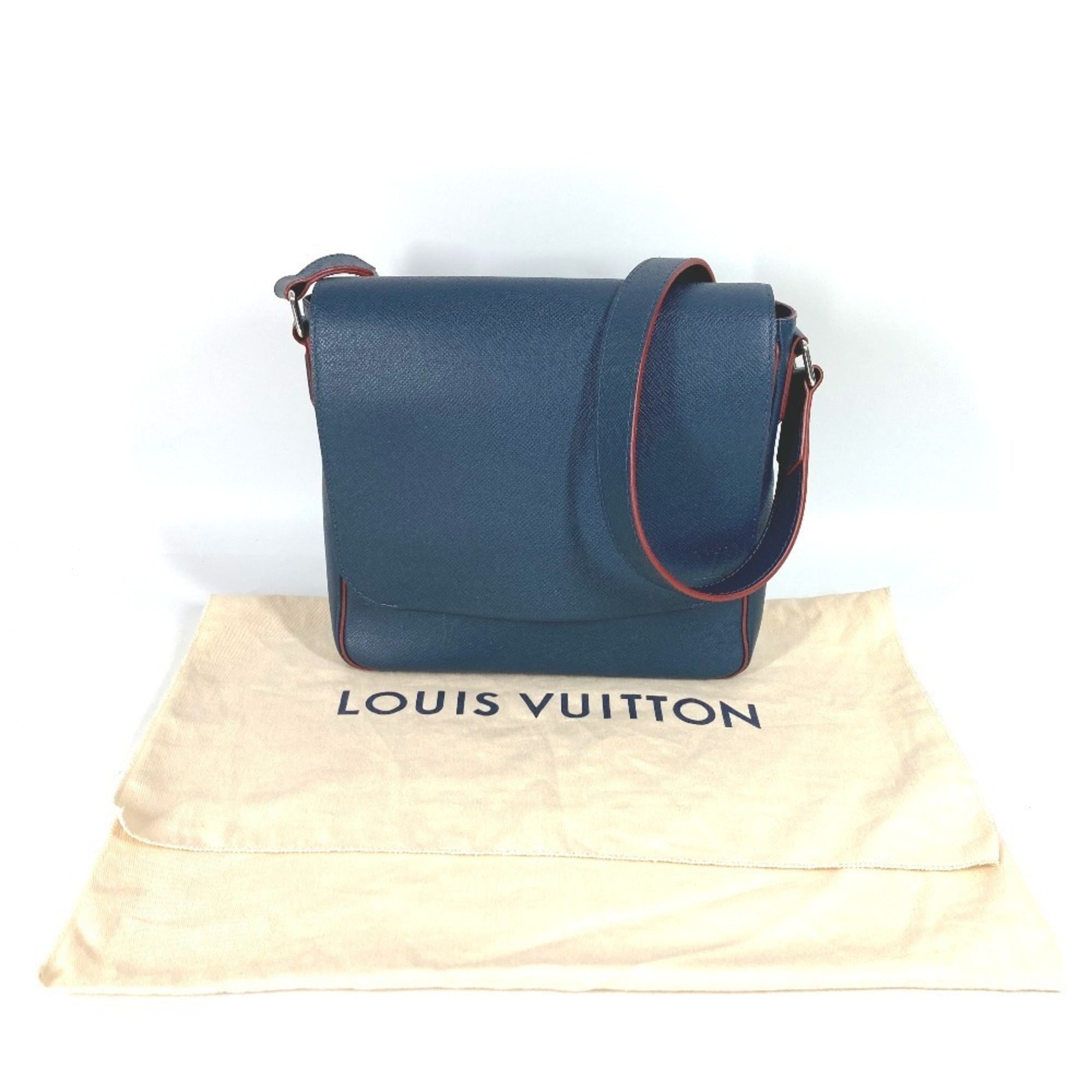 Louis Vuitton Navy Ocean Red Color Taiga Leather Messenger Bag Shoulder Bag (Pre-Owned)