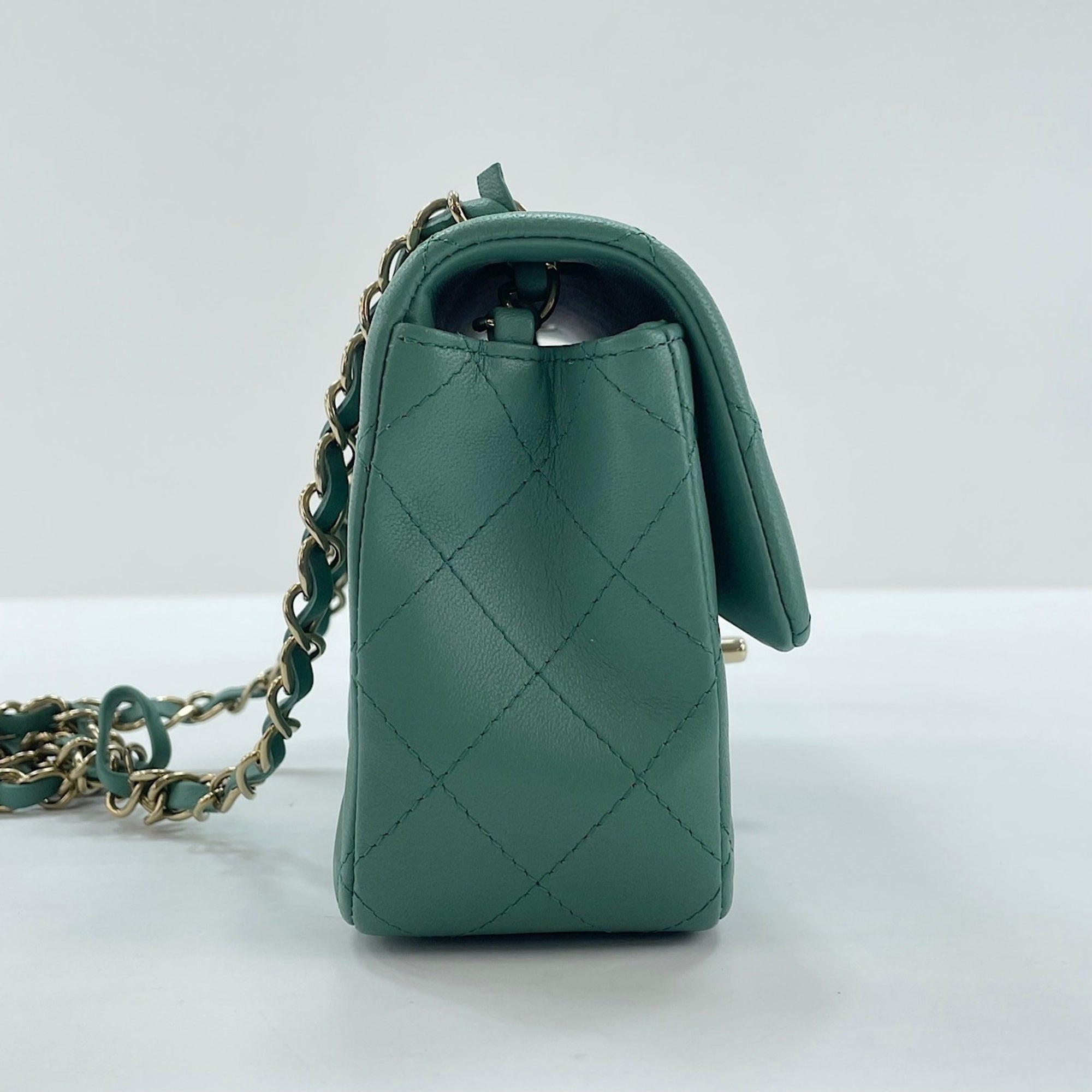 Chanel Green Shoulder Bag (Pre-Owned)