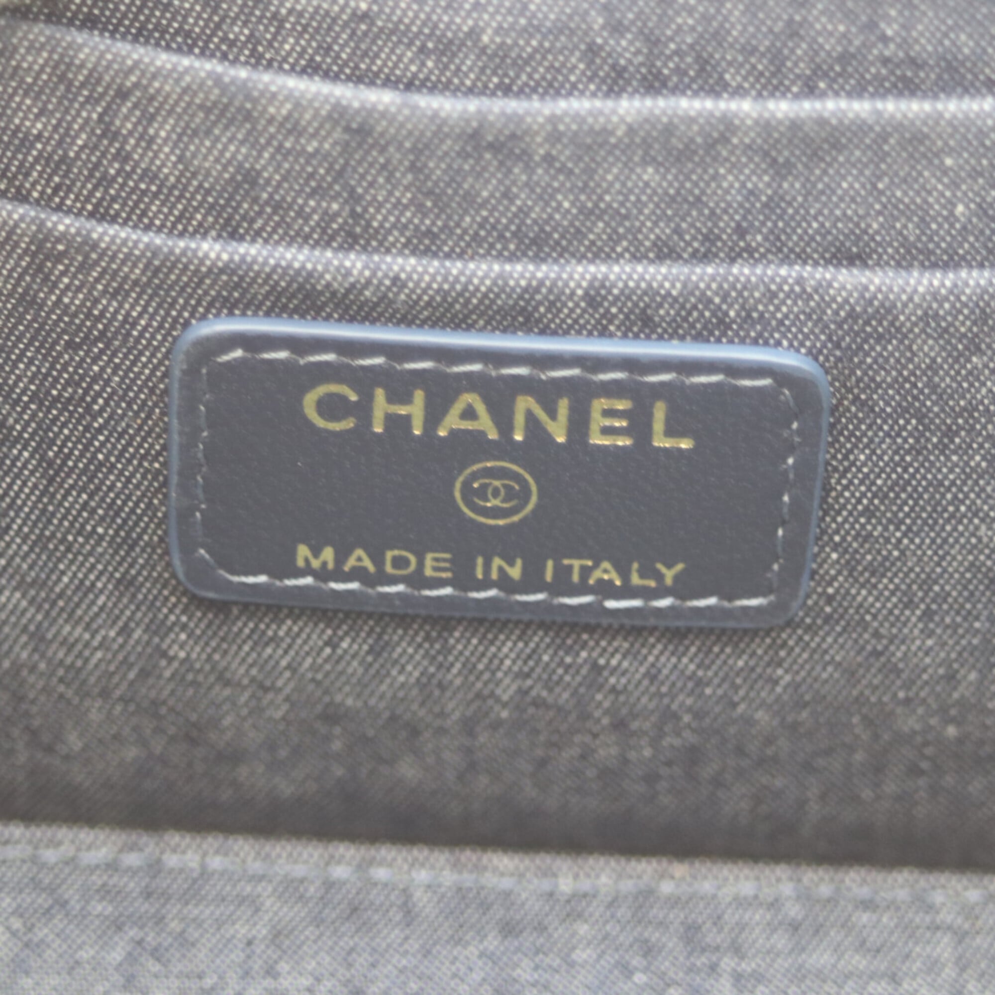 Chanel Black Leather Shoulder Bag (Pre-Owned)