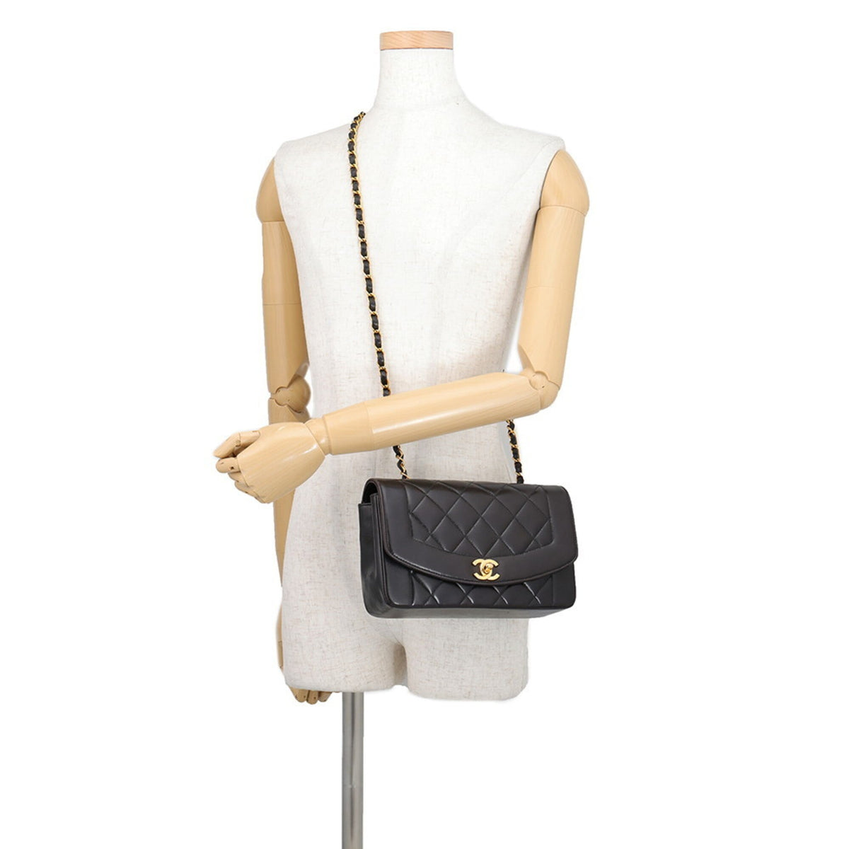 Chanel Matelasse Black Leather Shoulder Bag (Pre-Owned)