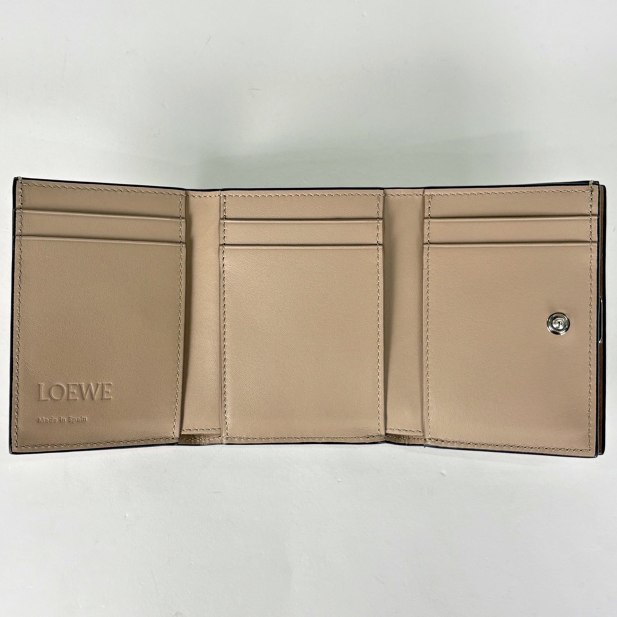 Loewe Grayish Leather Wallet (Tri-Fold) (Pre-Owned)