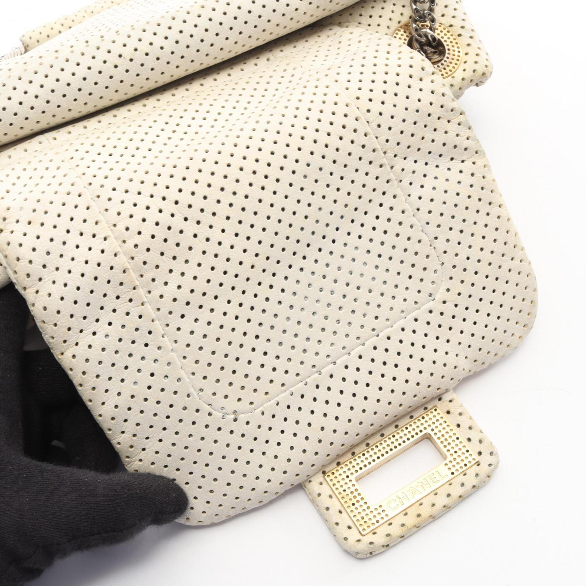 Chanel White Leather Handbag Shoulder Bag (Pre-Owned)