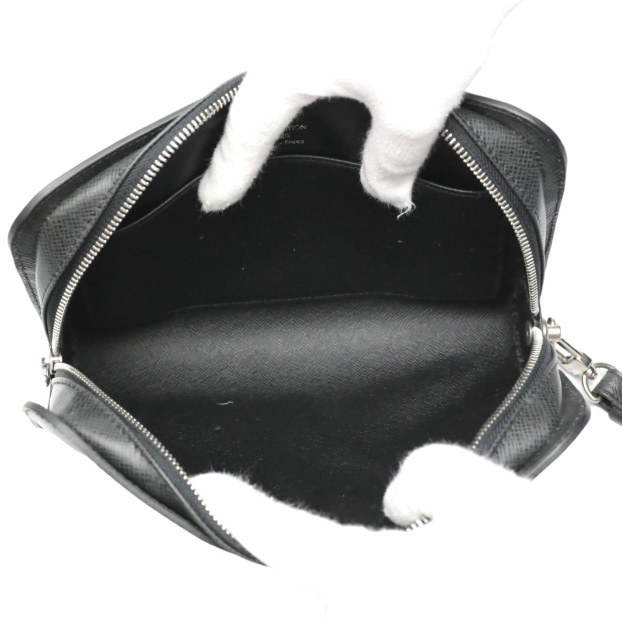 Louis Vuitton Taiga Ardoise Black Taiga Leather Handbag (Pre-Owned)