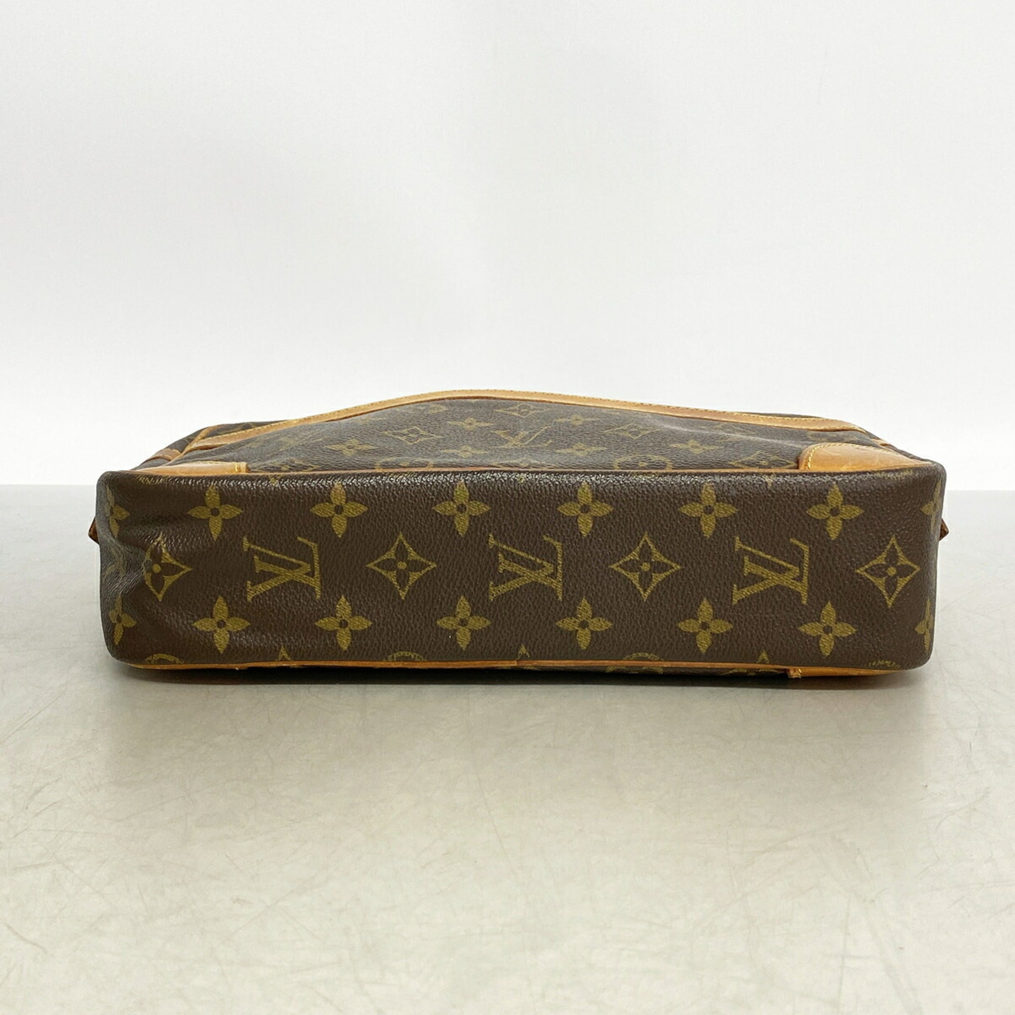 Louis Vuitton Brown Clutch Bag (Pre-Owned)