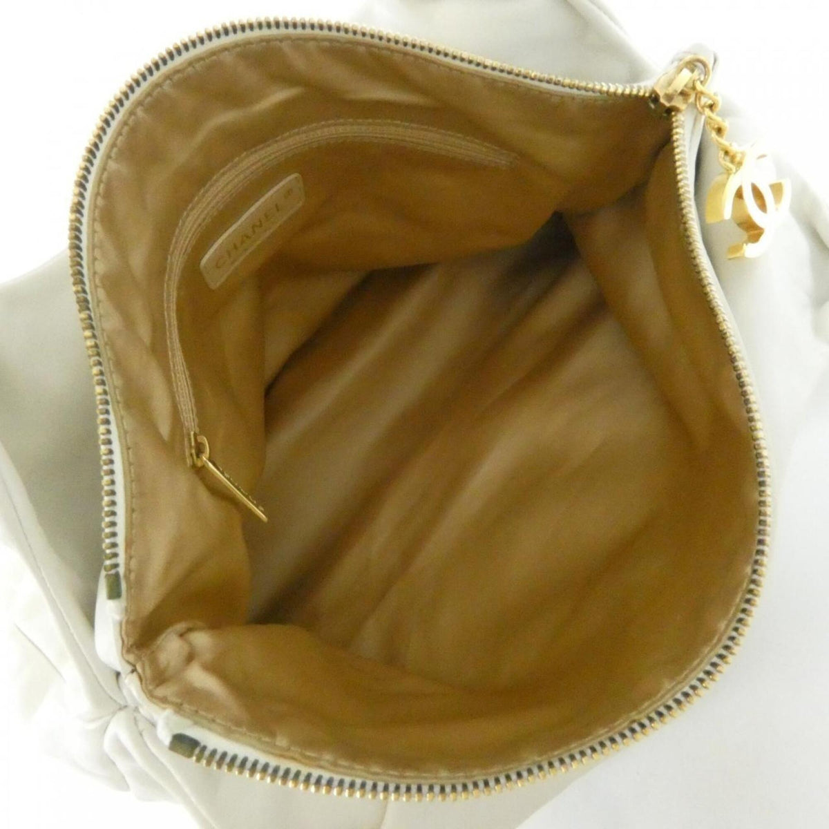 Chanel Ivory White Leather Shoulder Bag (Pre-Owned)