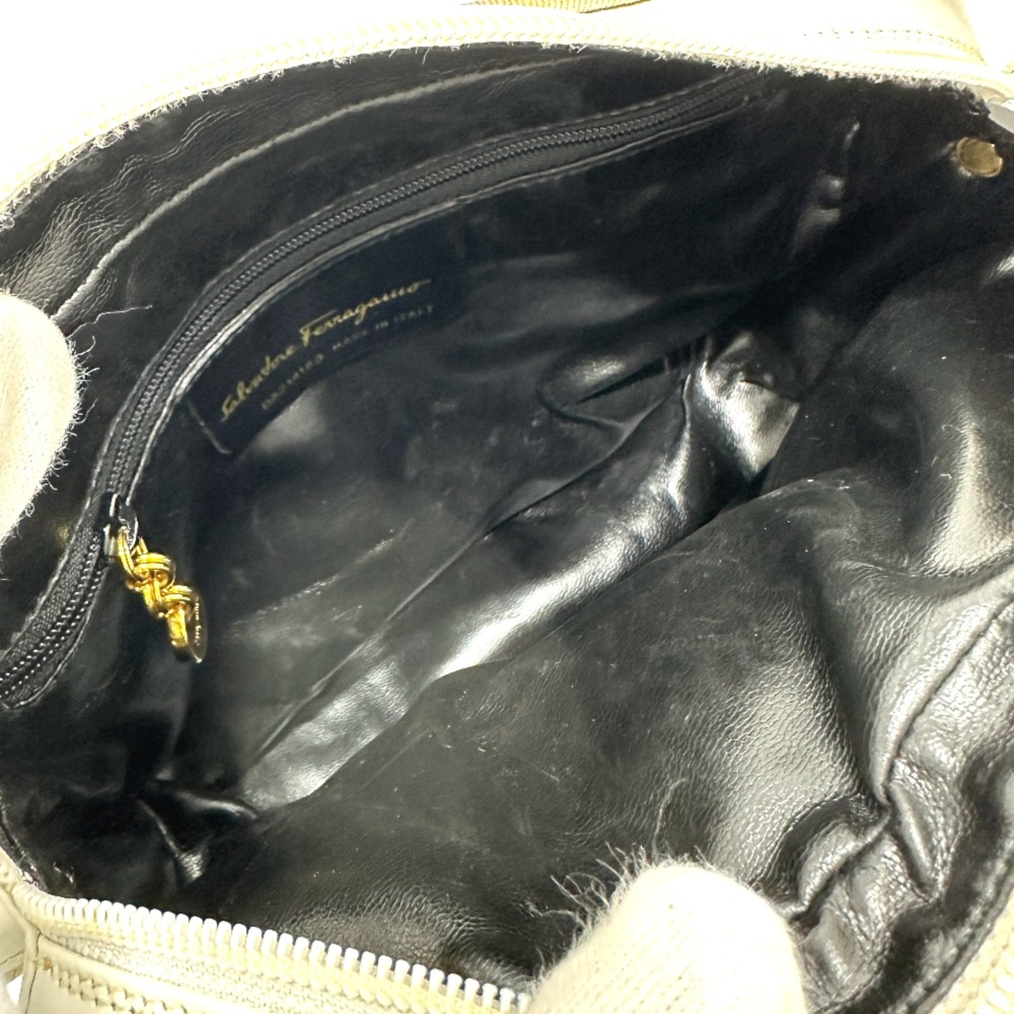 Salvatore Ferragamo White Leather Shoulder Bag (Pre-Owned)
