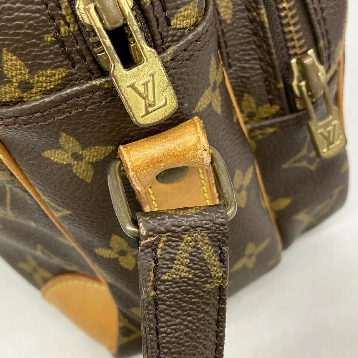 Louis Vuitton Brown Shoulder Bag (Pre-Owned)