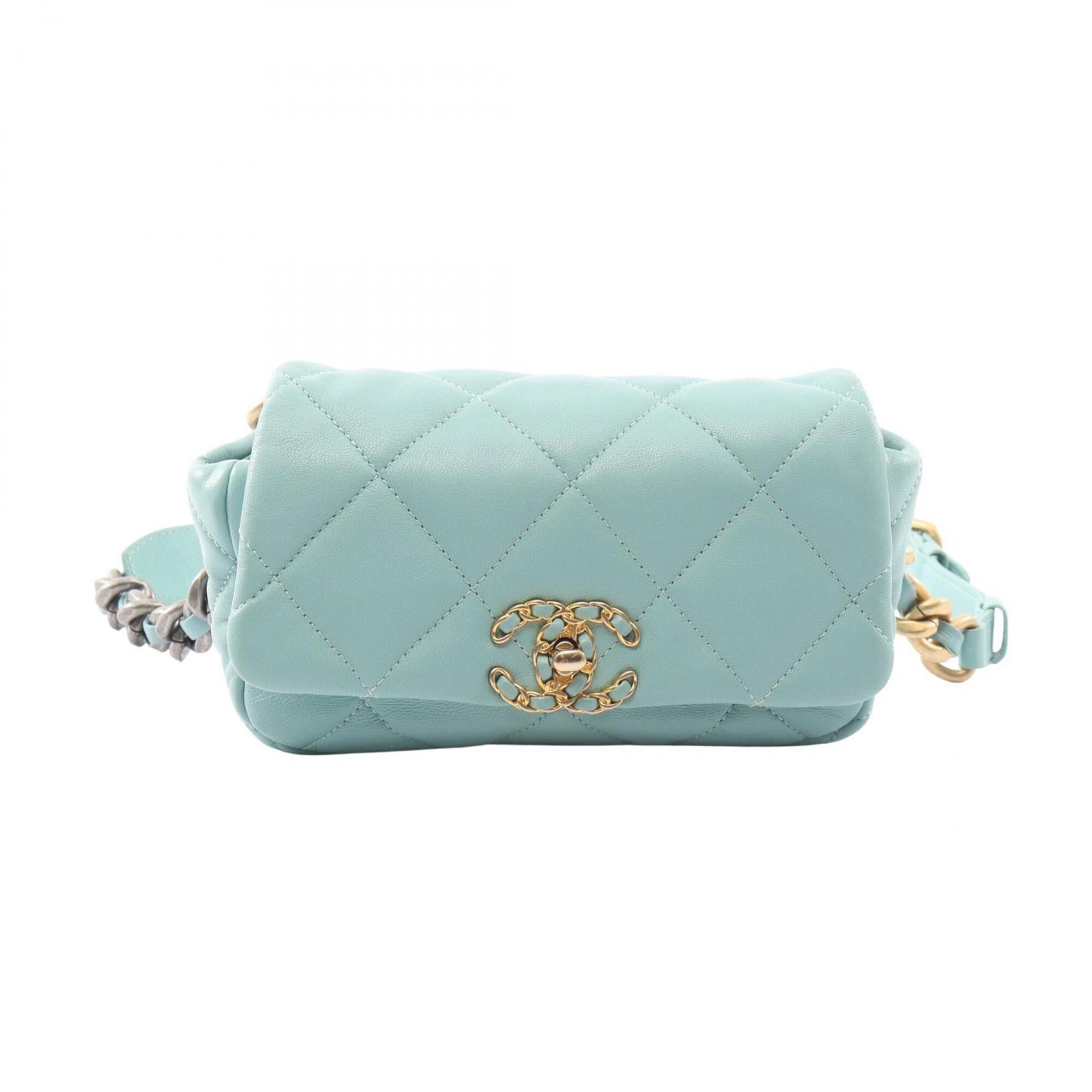 Chanel Green Leather Fanny Pack Handbag (Pre-Owned)