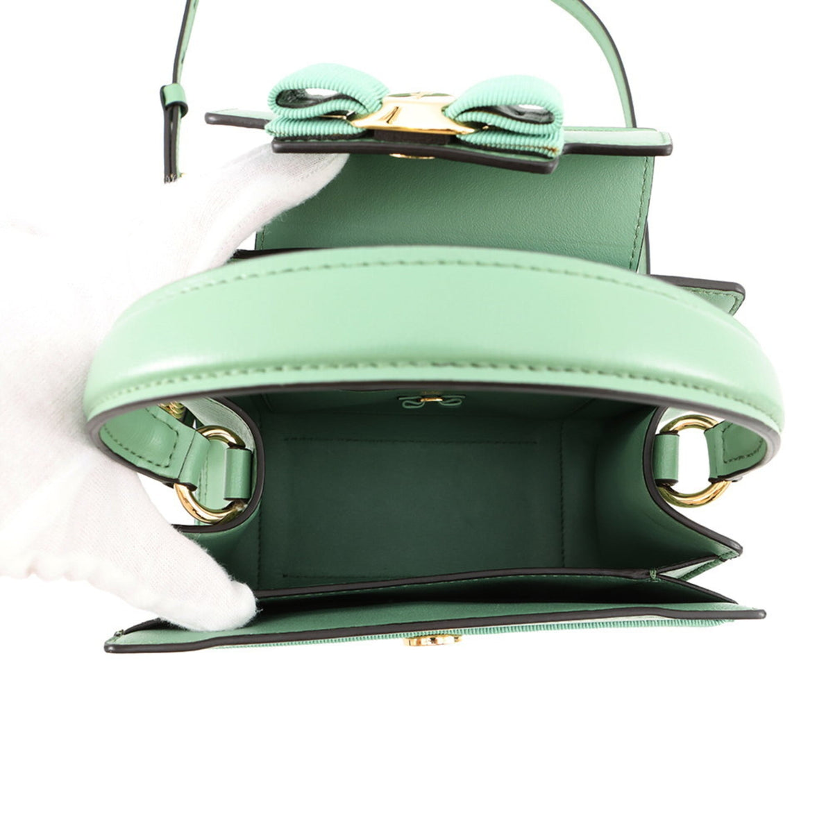 Salvatore Ferragamo Light Green Leather Shoulder Bag (Pre-Owned)