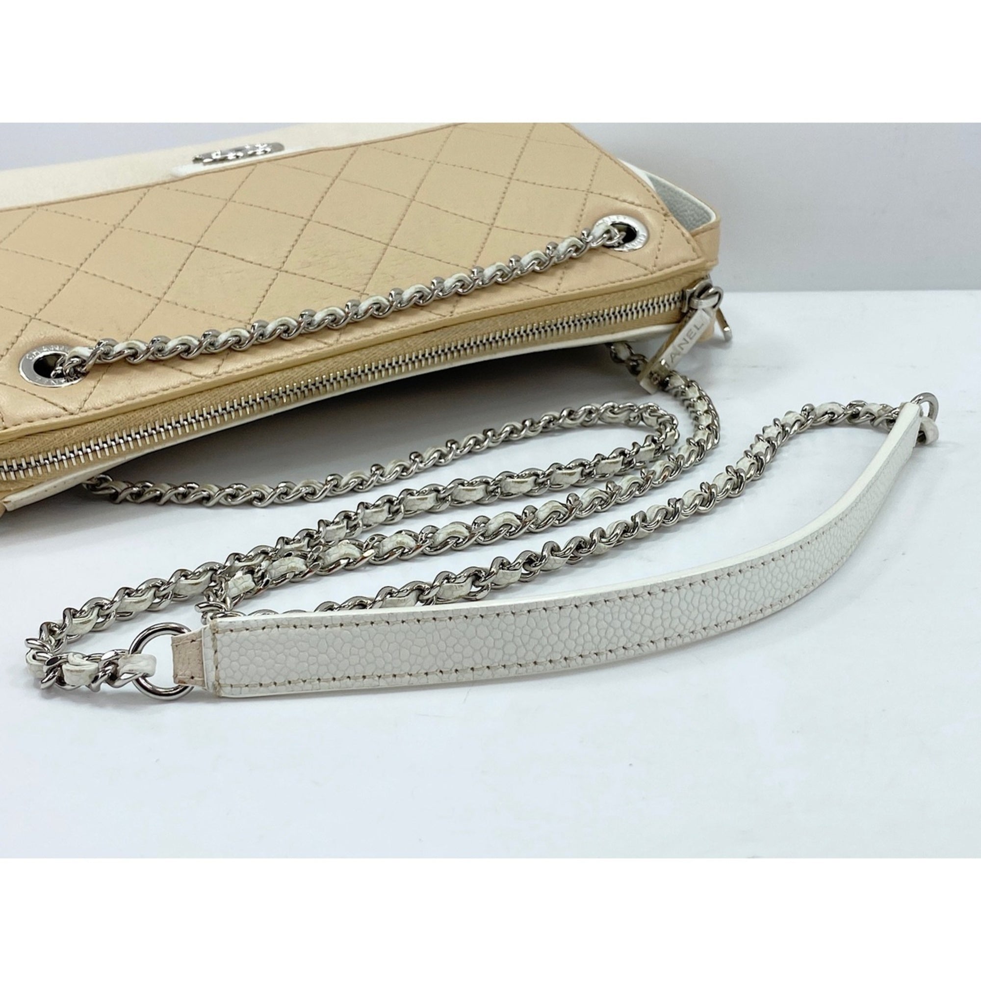 Chanel White Shoulder Bag (Pre-Owned)