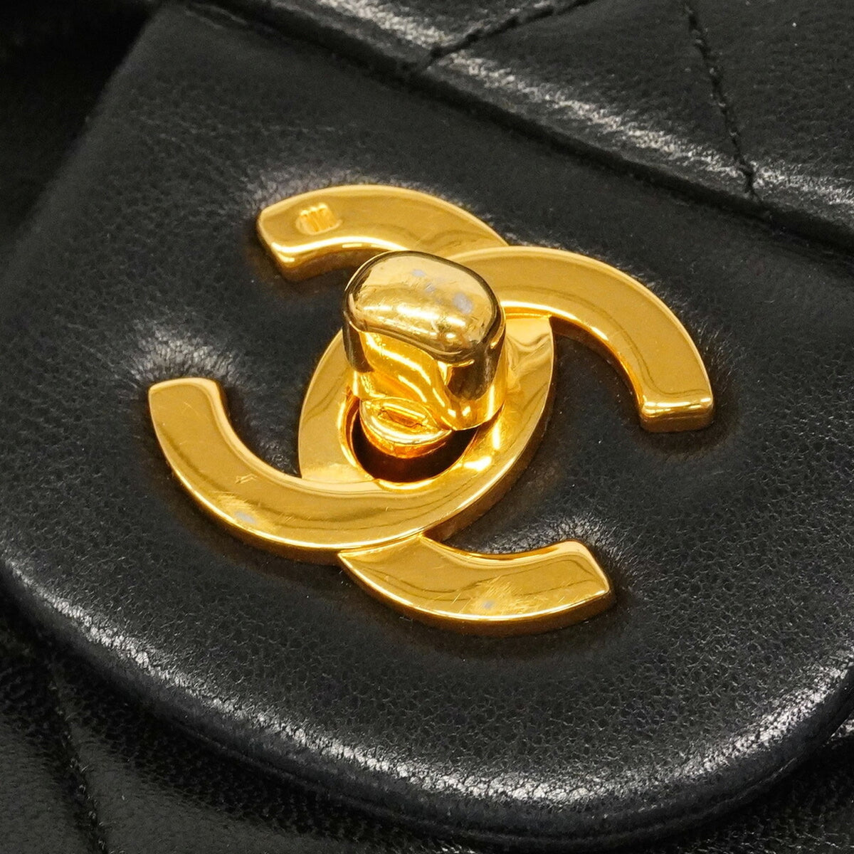 Chanel Black Leather Shoulder Bag (Pre-Owned)