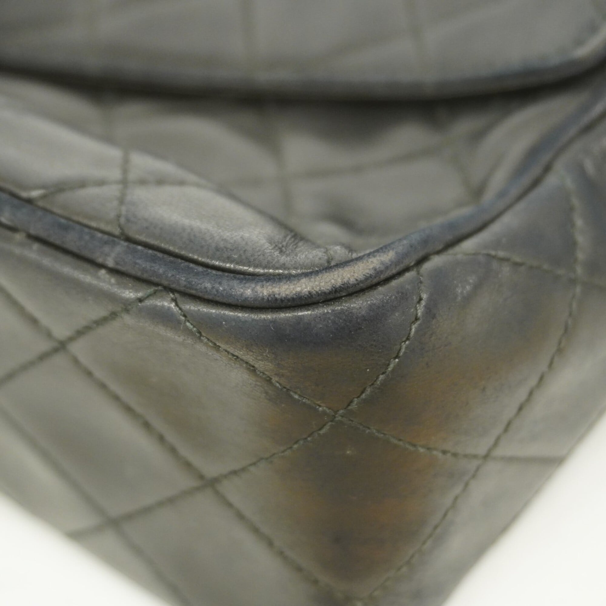Chanel Black Leather Shoulder Bag (Pre-Owned)