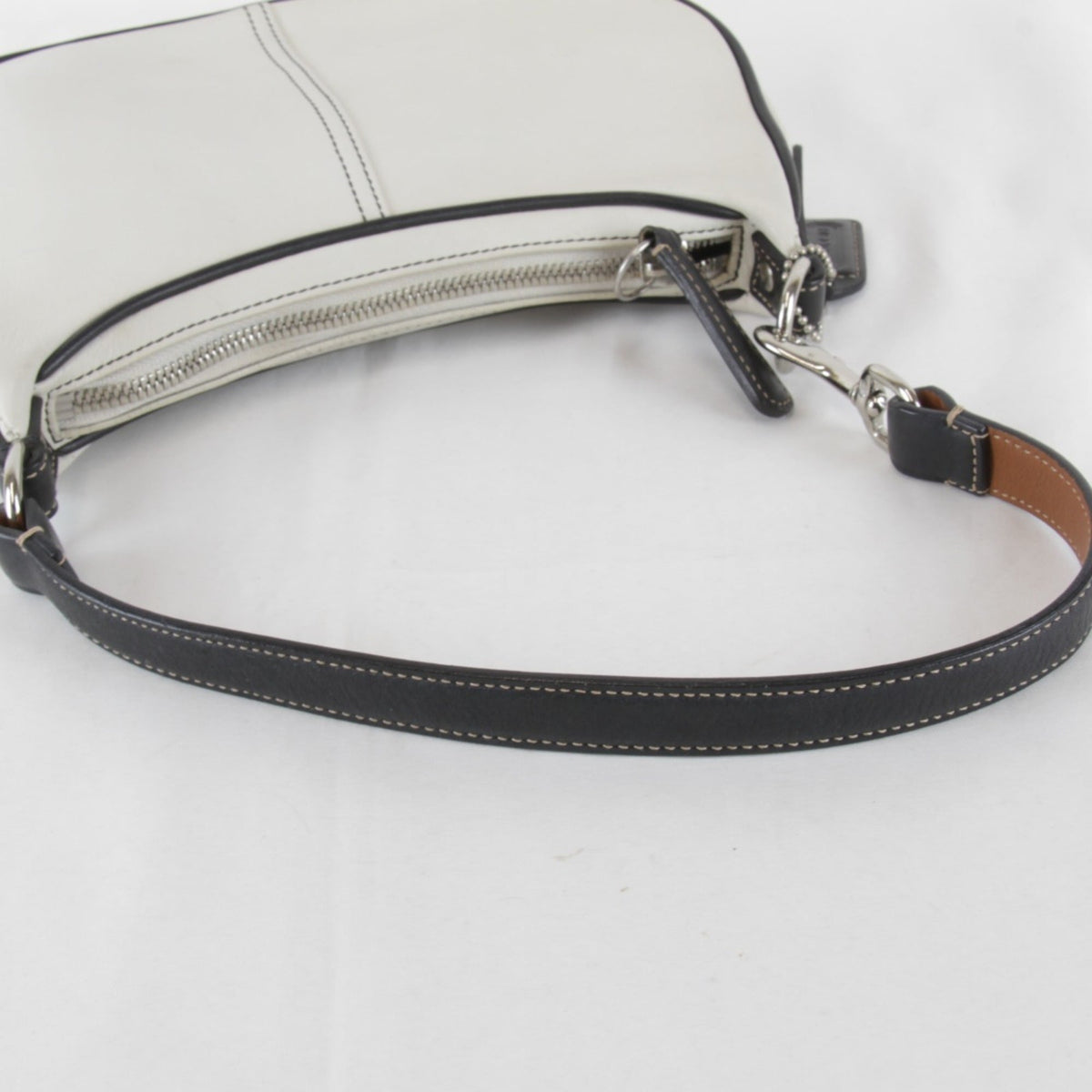 Coach White Leather Shoulder Bag (Pre-Owned)