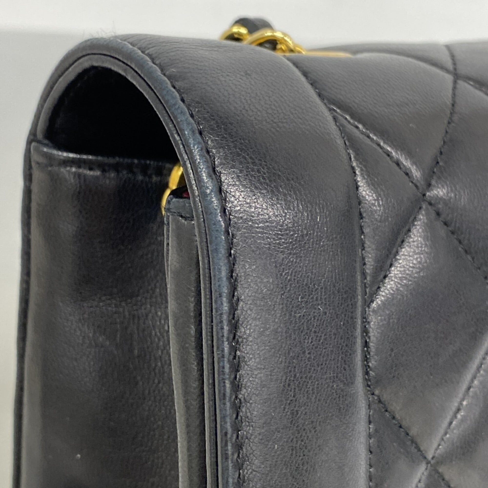 Chanel Black Leather Shoulder Bag (Pre-Owned)