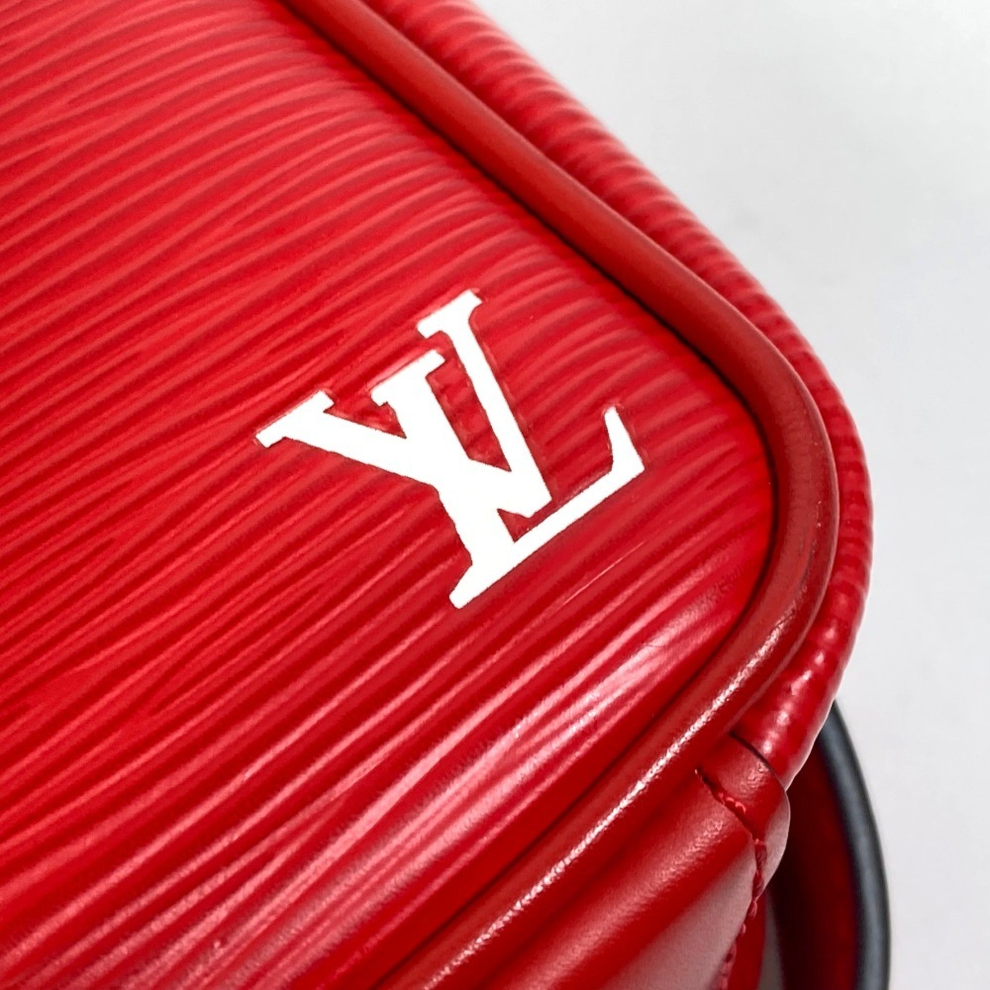 Louis Vuitton Epi Red Color Shoulder Bag (Pre-Owned)