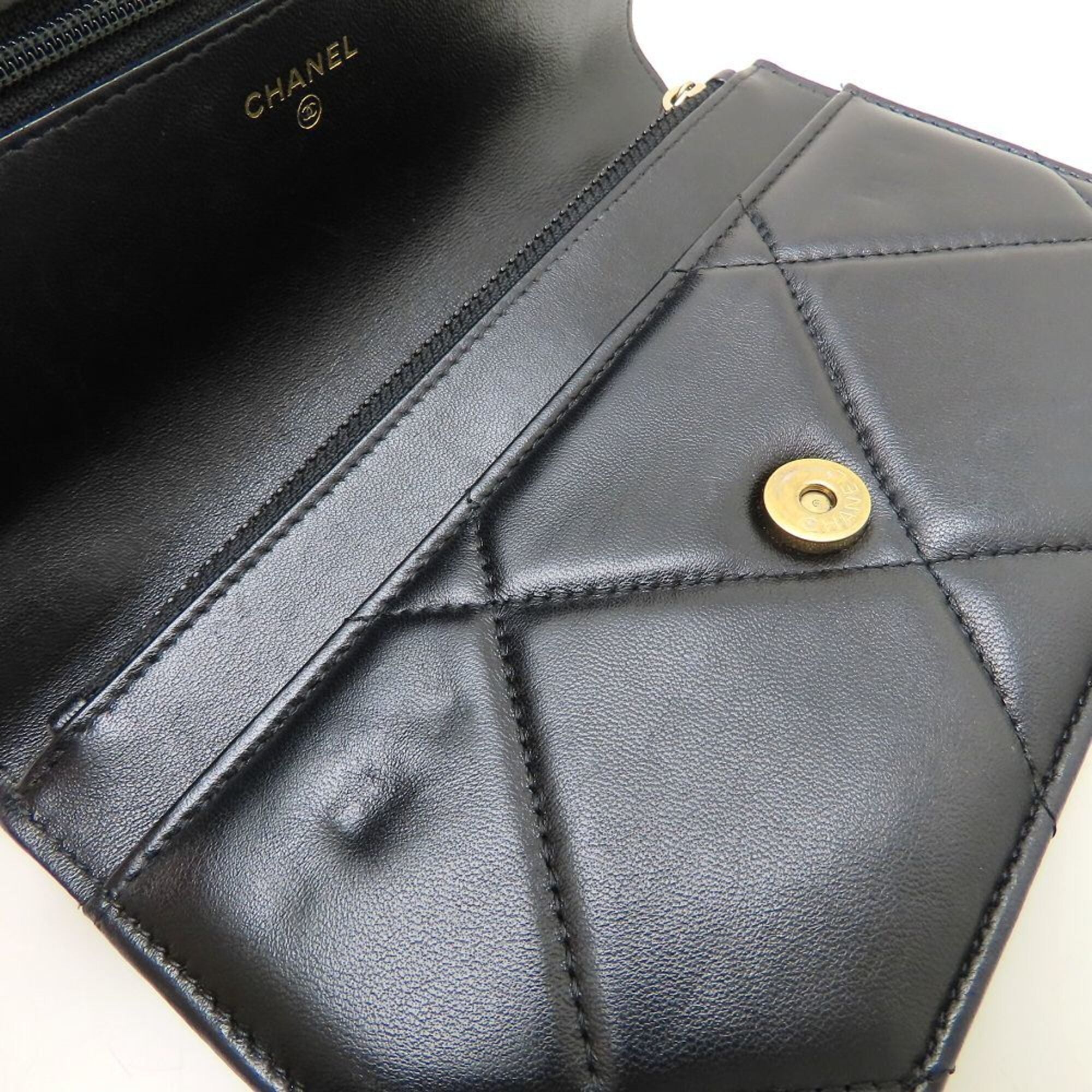Chanel Black Leather Shoulder Bag (Pre-Owned)