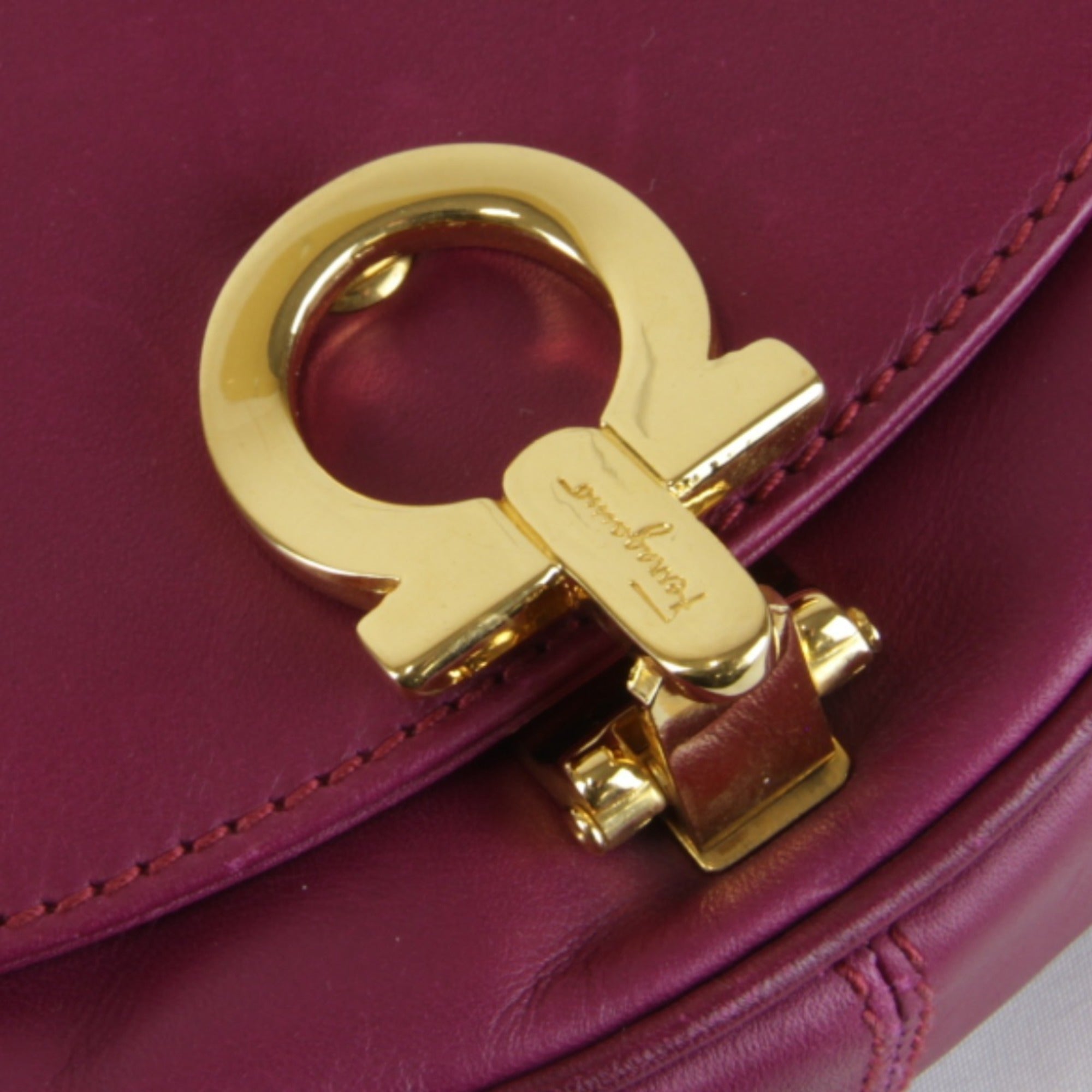 Salvatore Ferragamo Gancini Purple Leather Shoulder Bag (Pre-Owned)