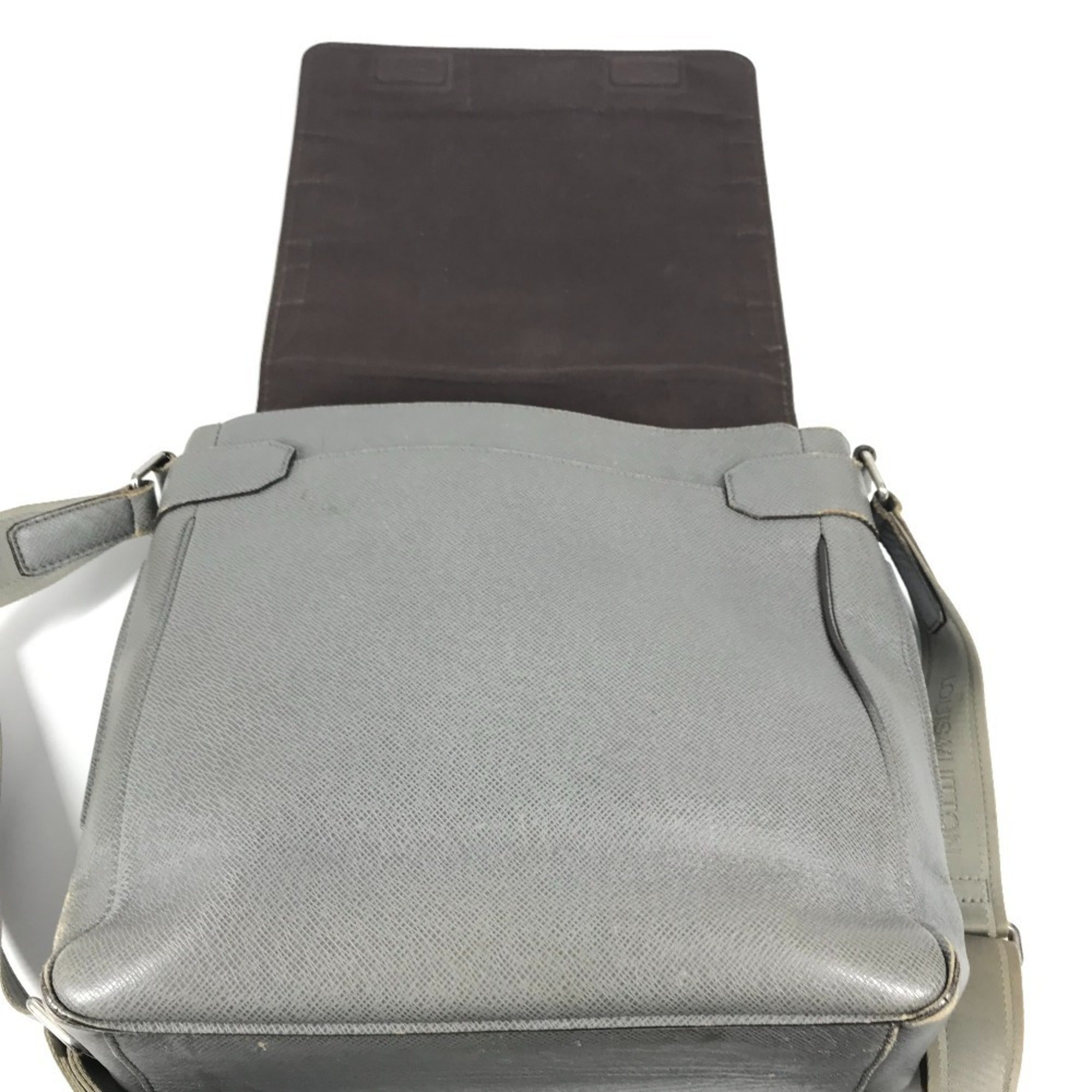 Louis Vuitton Glacier Gray Taiga Leather Messenger Bag Shoulder Bag (Pre-Owned)