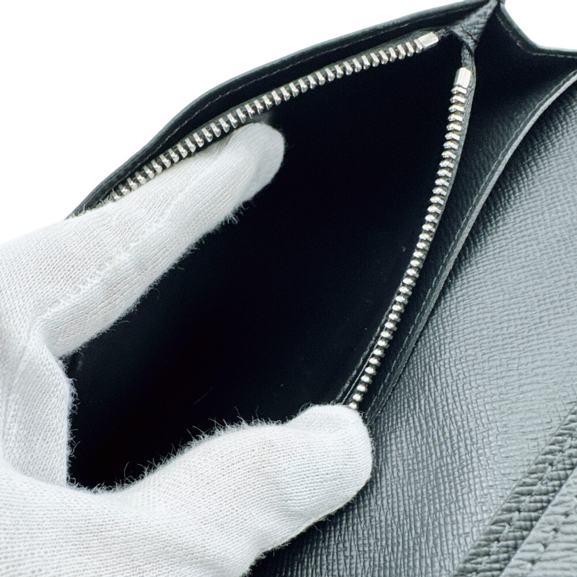 Louis Vuitton Taiga Black Leather Long Wallet (Bi-Fold) (Pre-Owned)