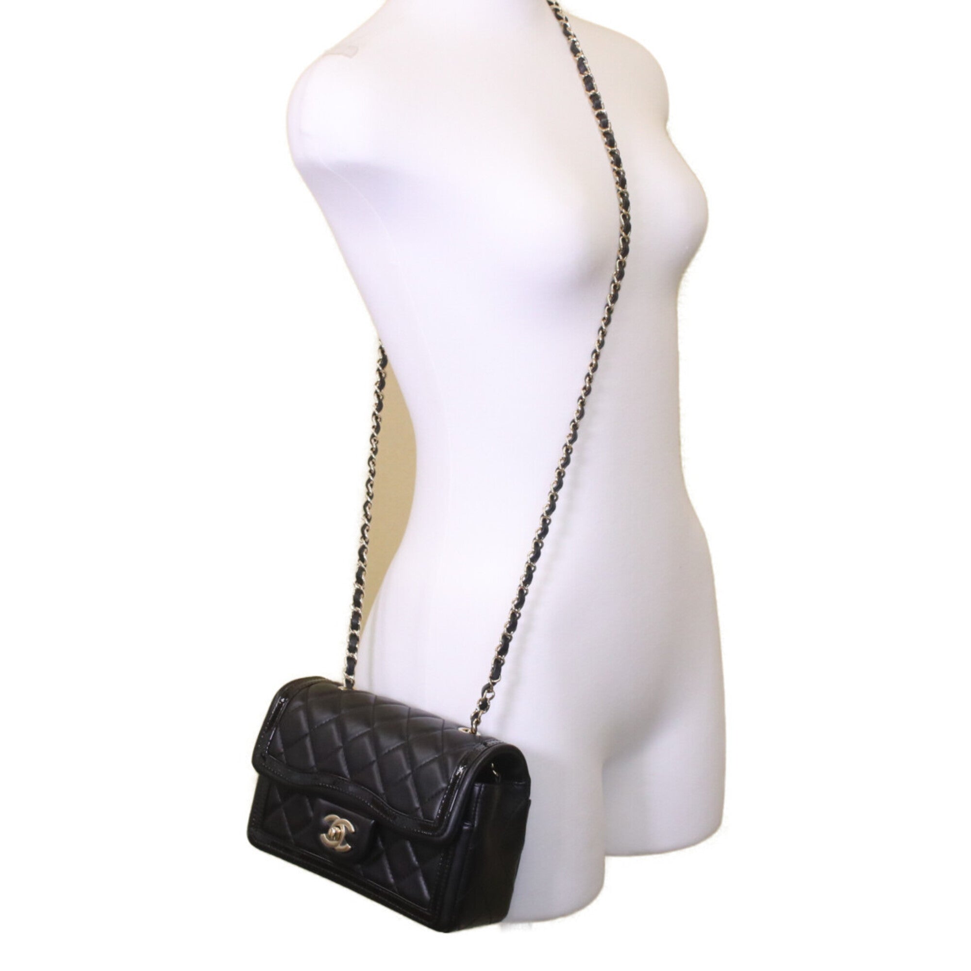 Chanel Black Leather Shoulder Bag (Pre-Owned)
