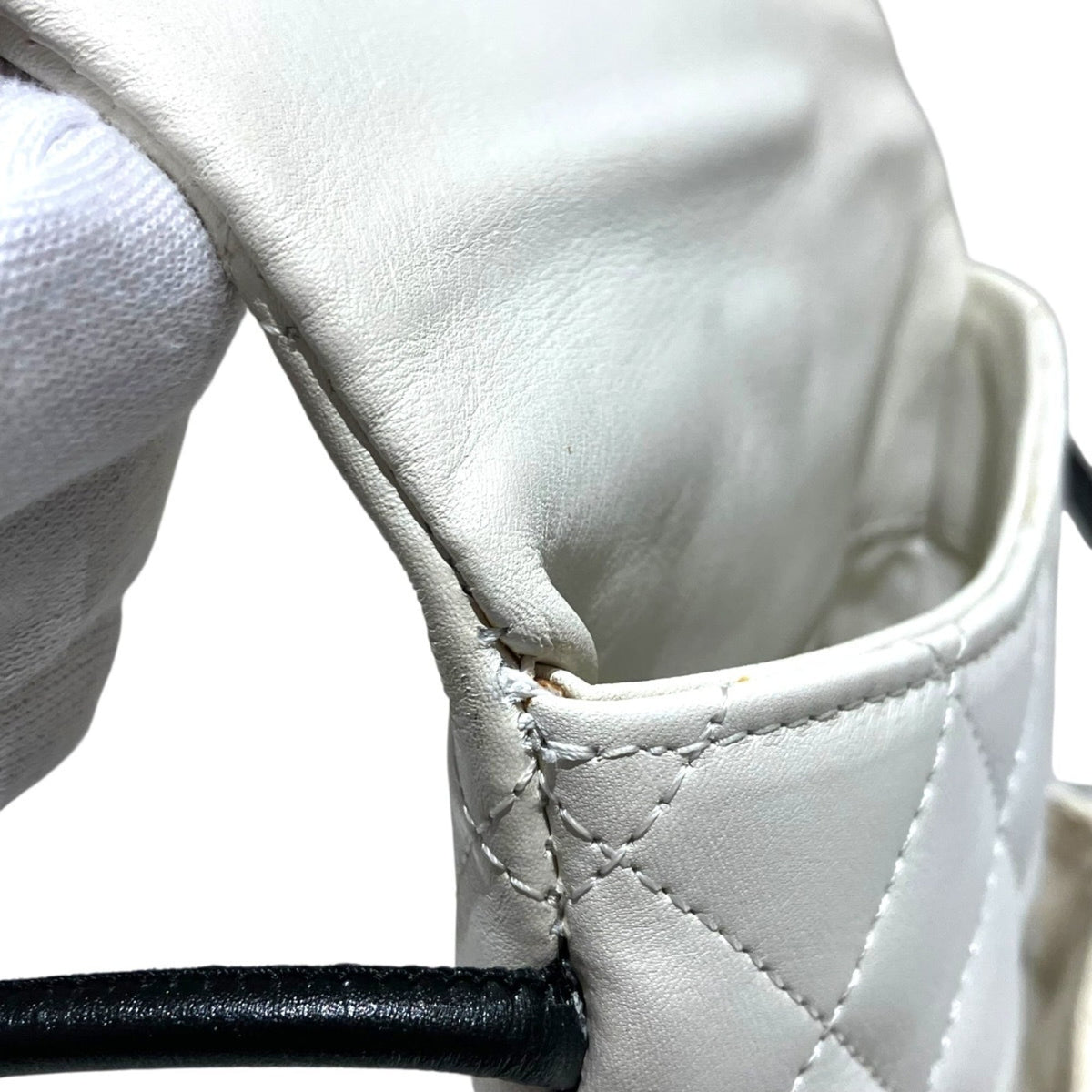 Chanel White Leather Shoulder Bag (Pre-Owned)
