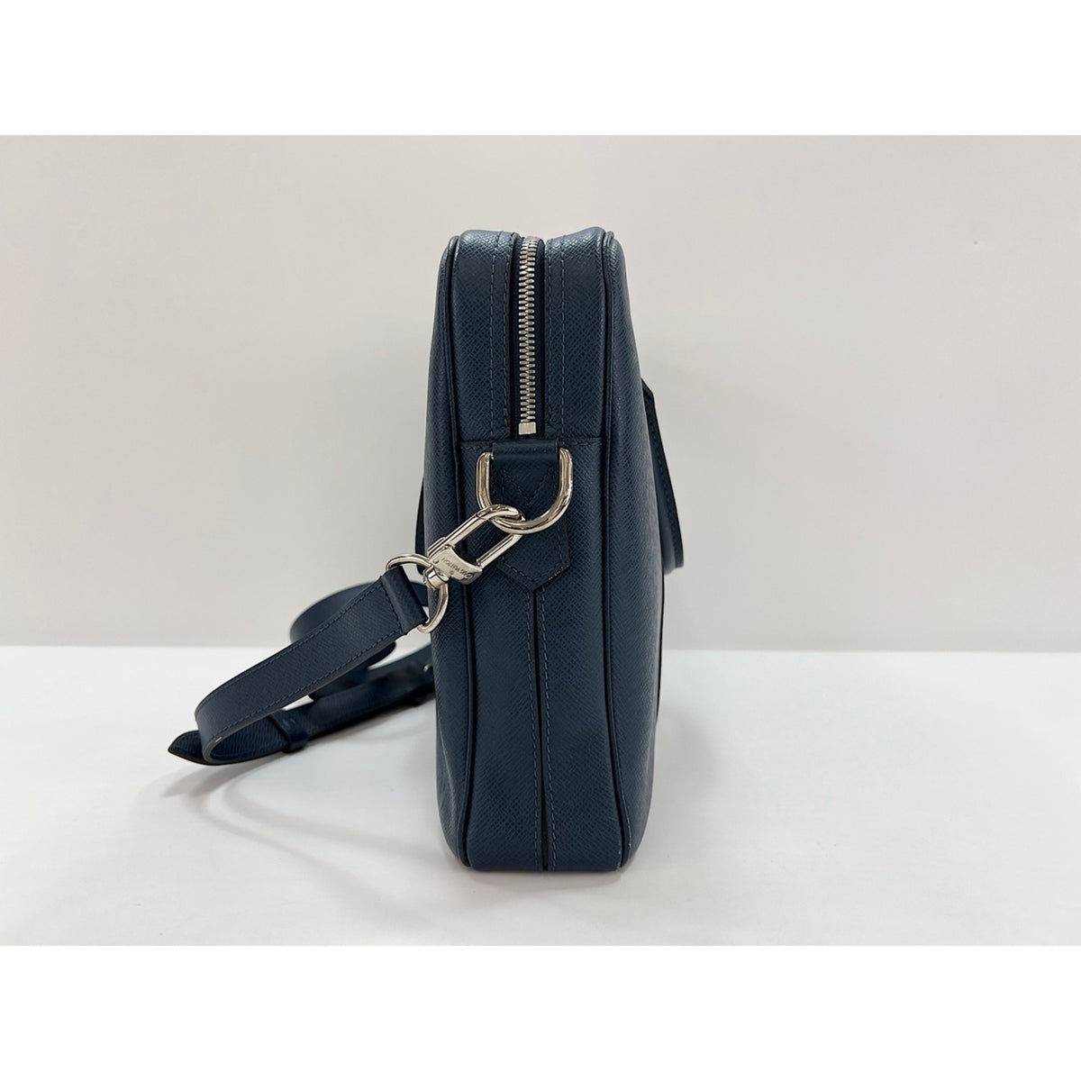Louis Vuitton Taiga Blue Taiga Leather Handbag (Pre-Owned)