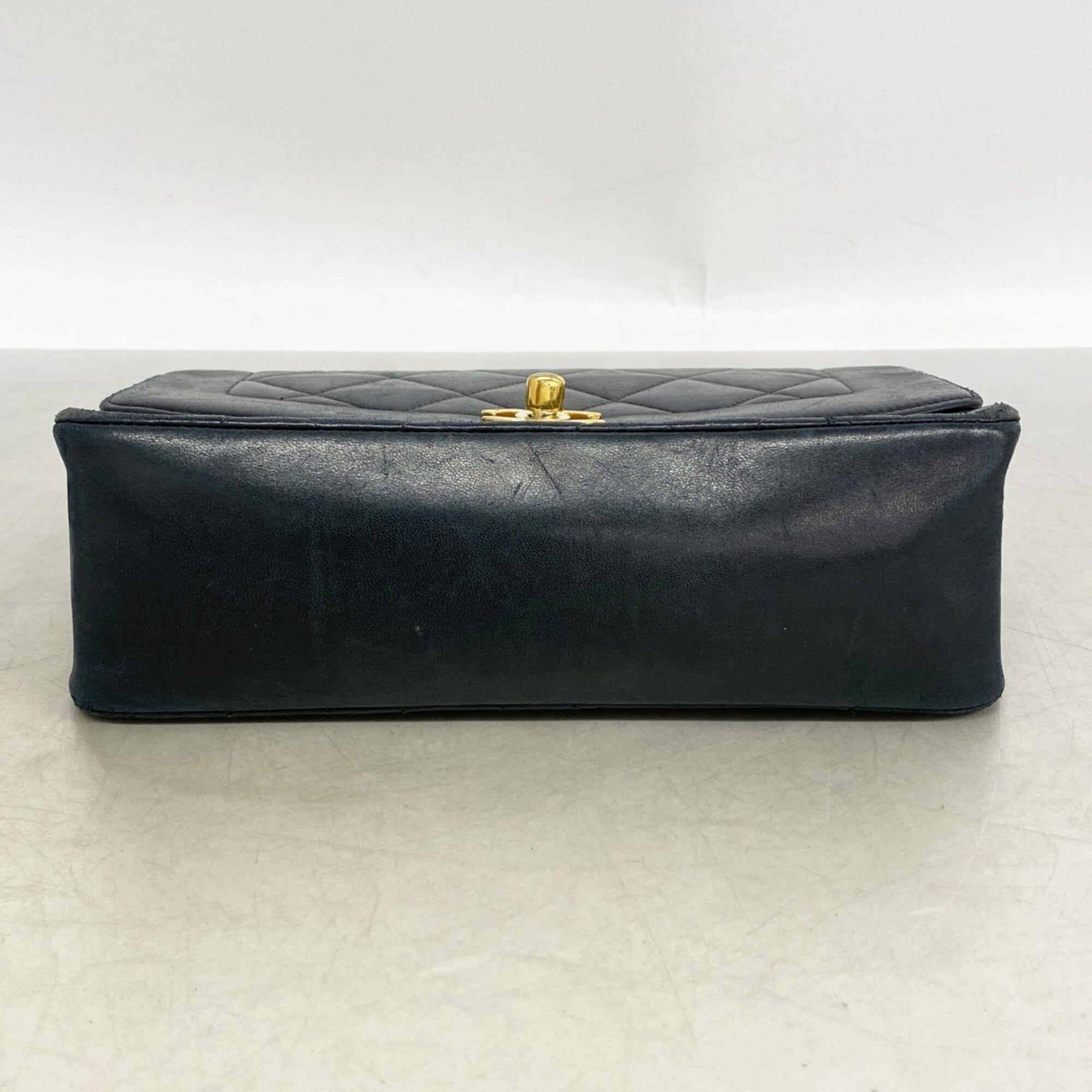 Chanel Black Leather Shoulder Bag (Pre-Owned)