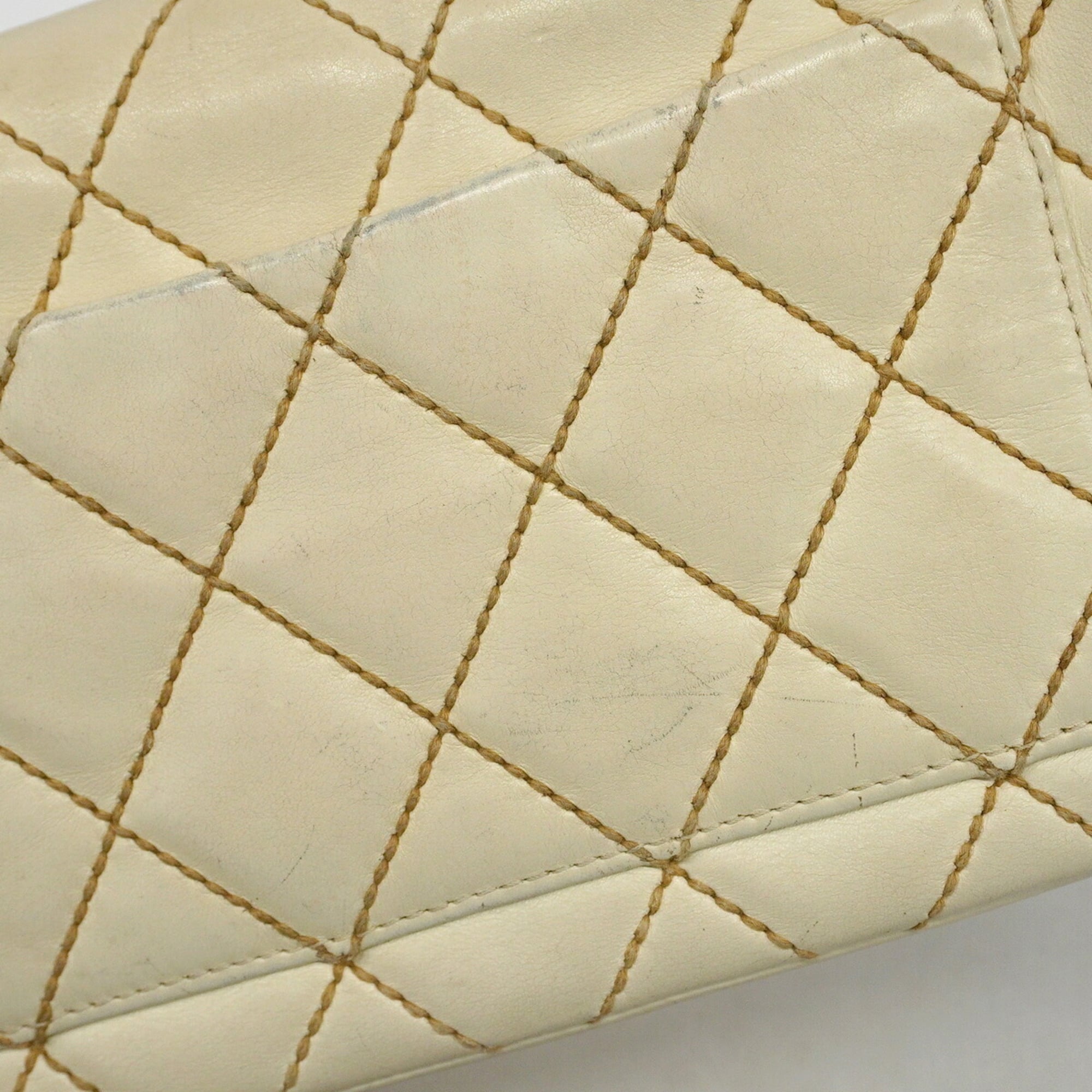 Chanel White Leather Shoulder Bag (Pre-Owned)
