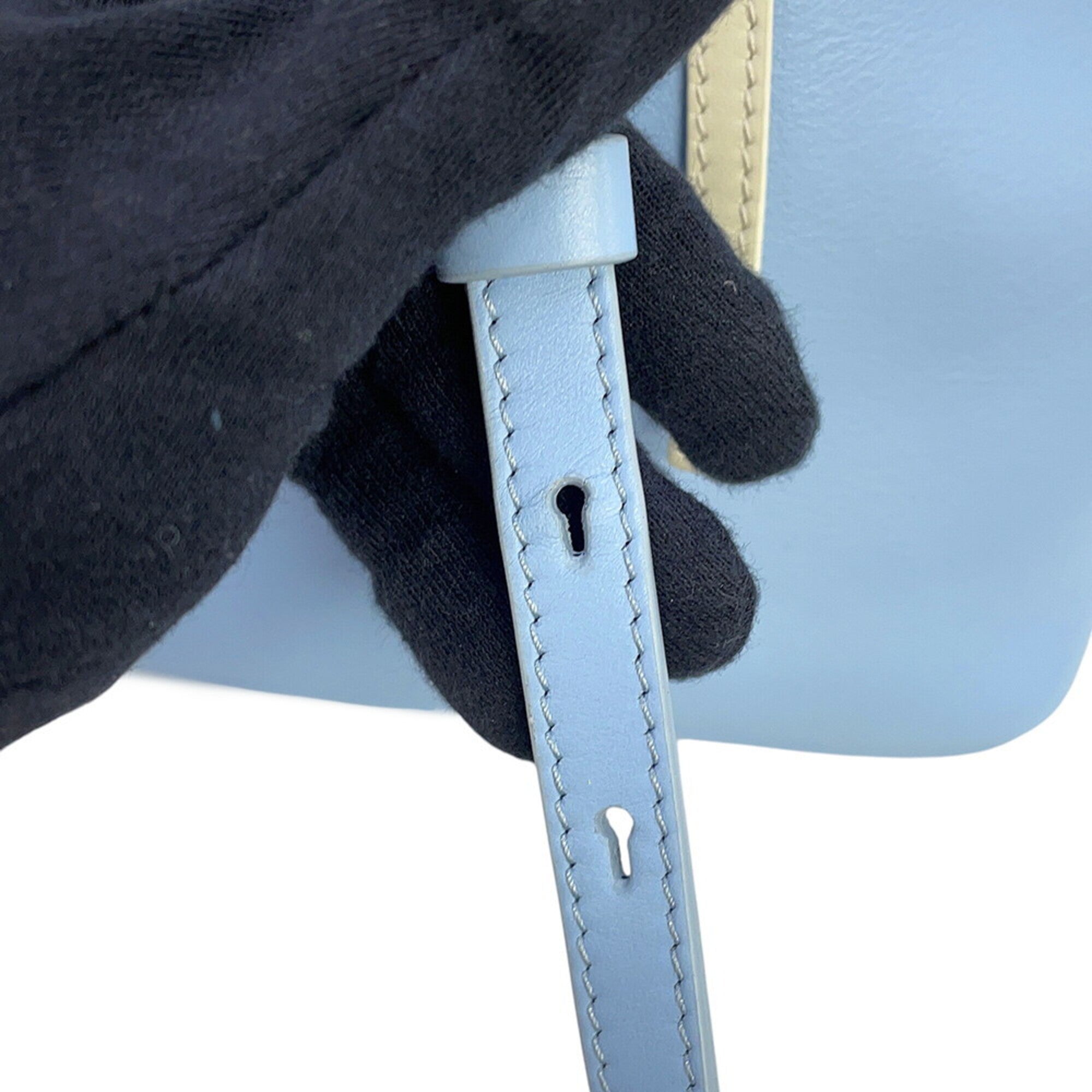 Salvatore Ferragamo Ivory Sky Blue Leather Handbag (Pre-Owned)