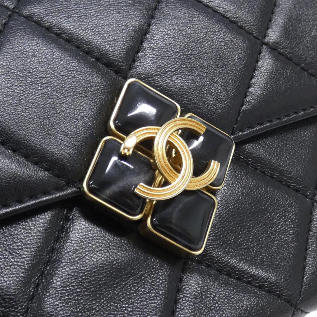 Chanel Black Leather Shoulder Bag (Pre-Owned)