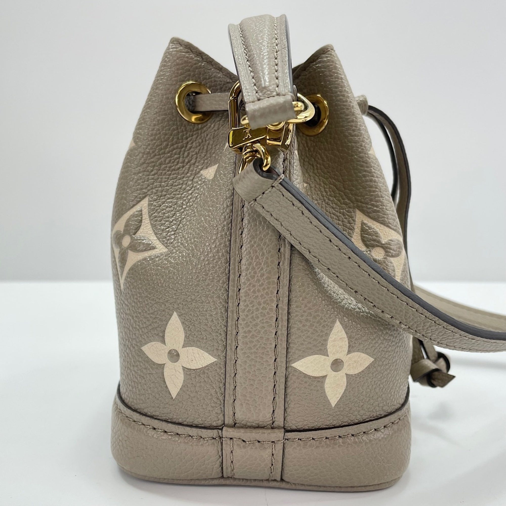 Louis Vuitton Beige Shoulder Bag (Pre-Owned)
