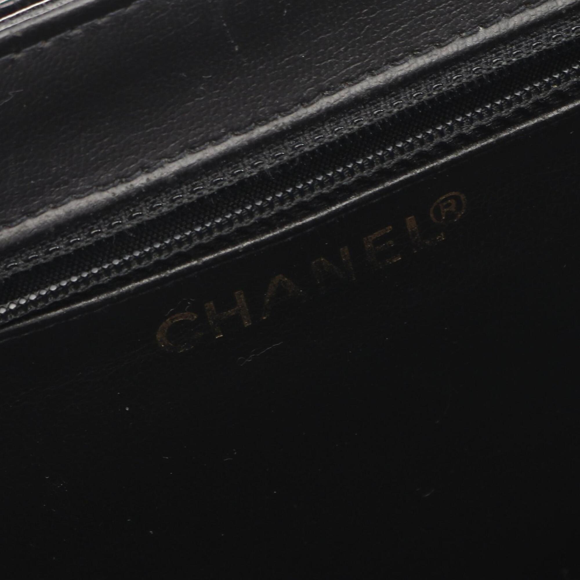 Chanel Black Grained Calfskin Handbag (Pre-Owned)