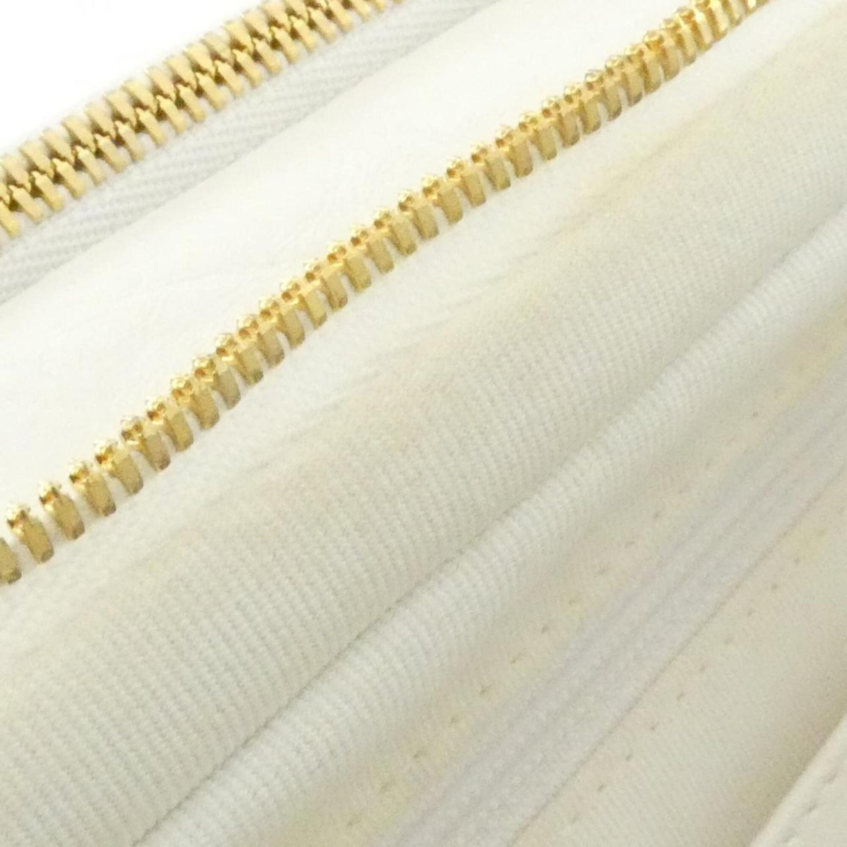 Chanel White Leather Handbag (Pre-Owned)