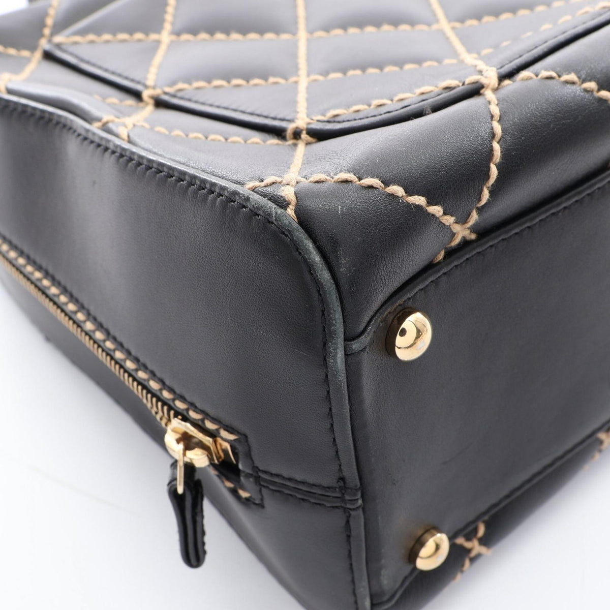 Chanel Black Leather Handbag (Pre-Owned)