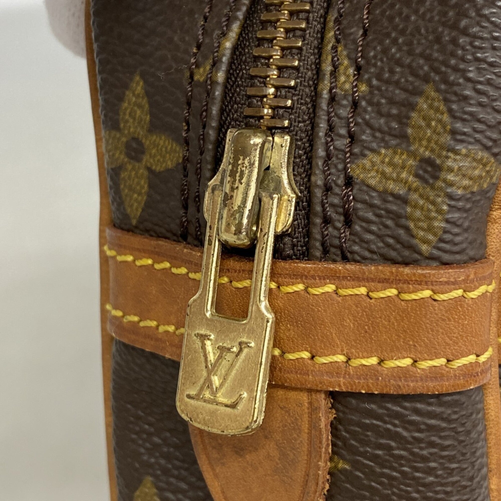 Louis Vuitton Brown Clutch Bag (Pre-Owned)
