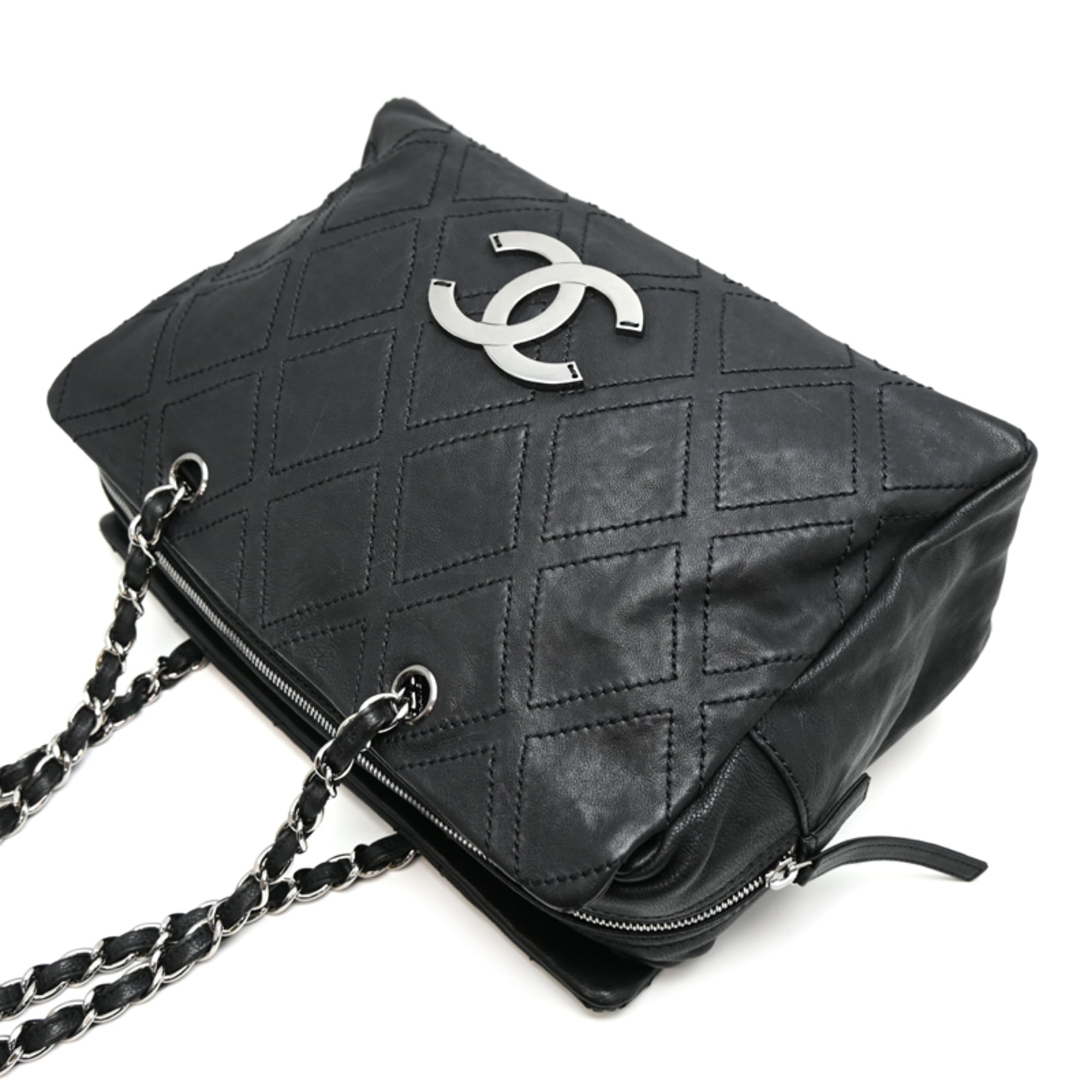 Chanel Black Leather Shoulder Bag (Pre-Owned)