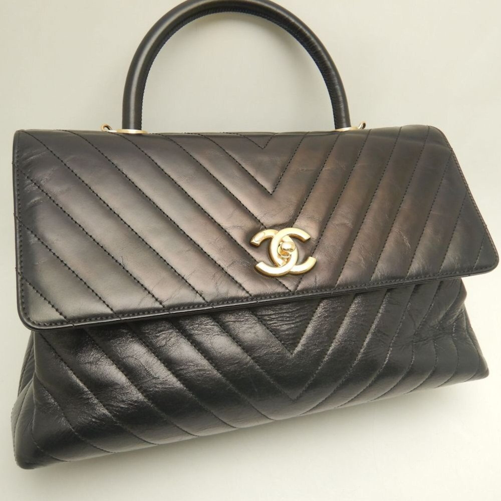 Chanel Black Leather Handbag (Pre-Owned)