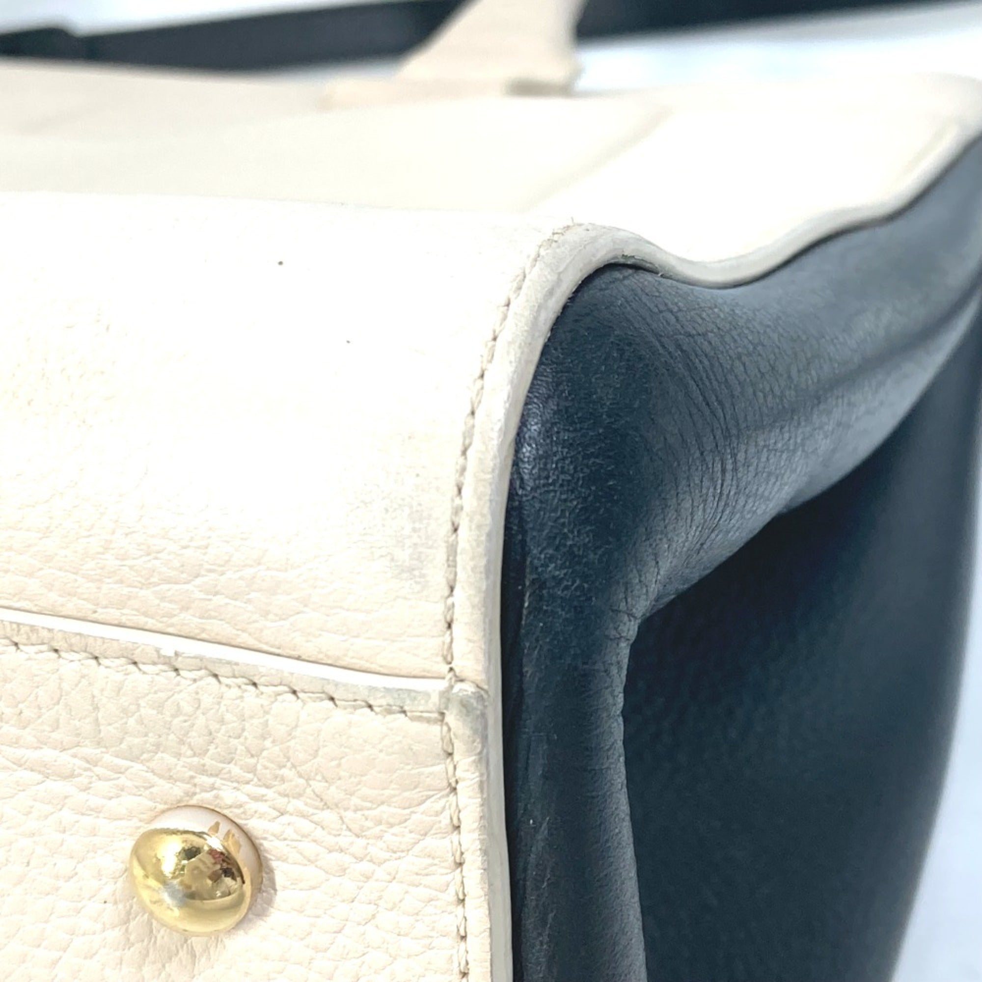 Chanel Beige Leather Handbag (Pre-Owned)