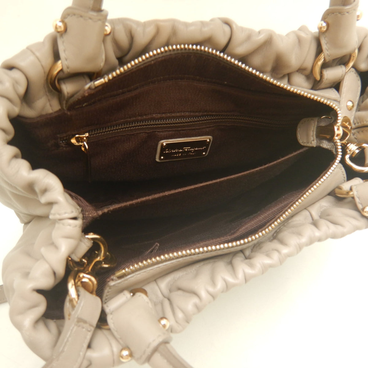 Salvatore Ferragamo Vara Light Beige Leather Handbag (Pre-Owned)