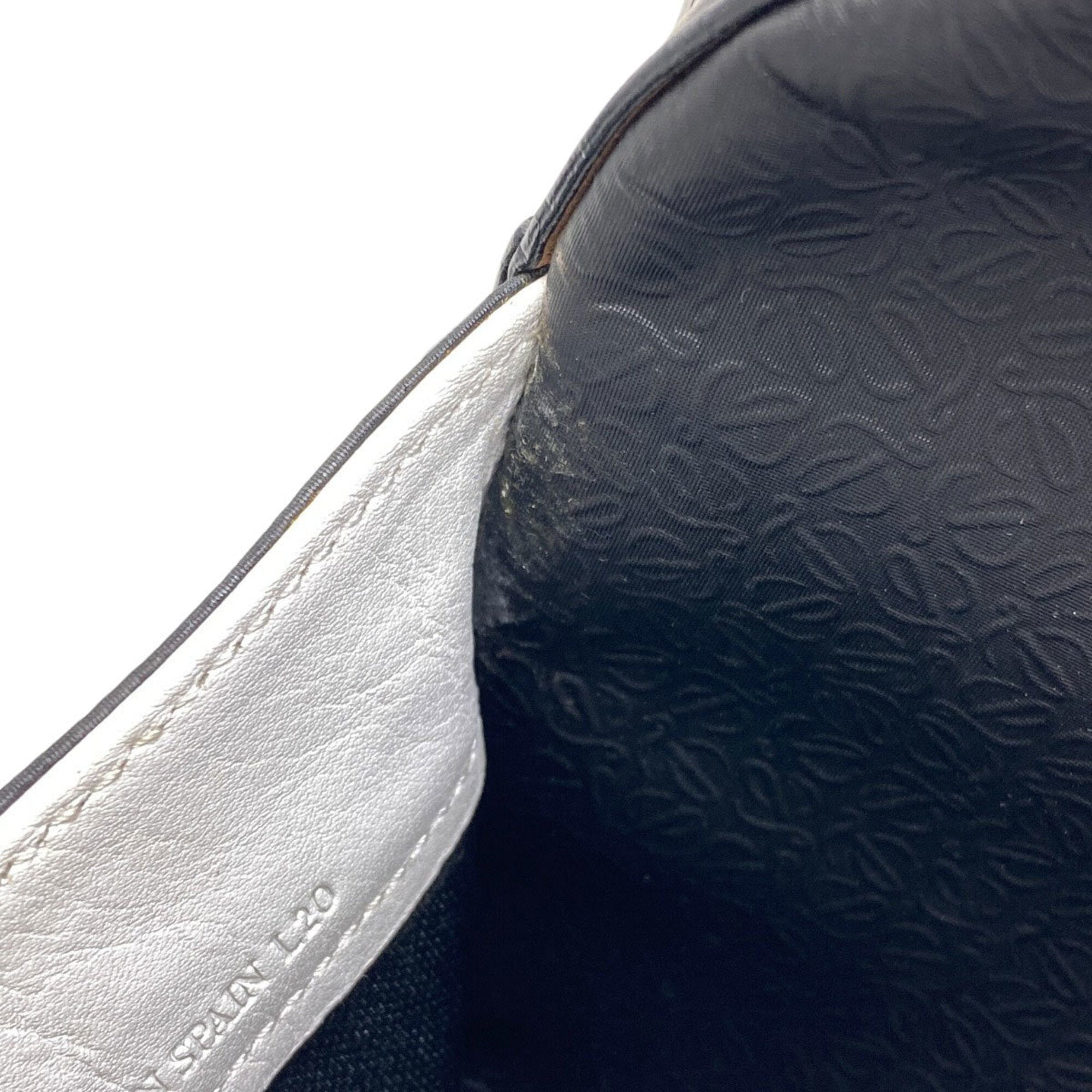 Loewe Black Leather Shoulder Bag (Pre-Owned)