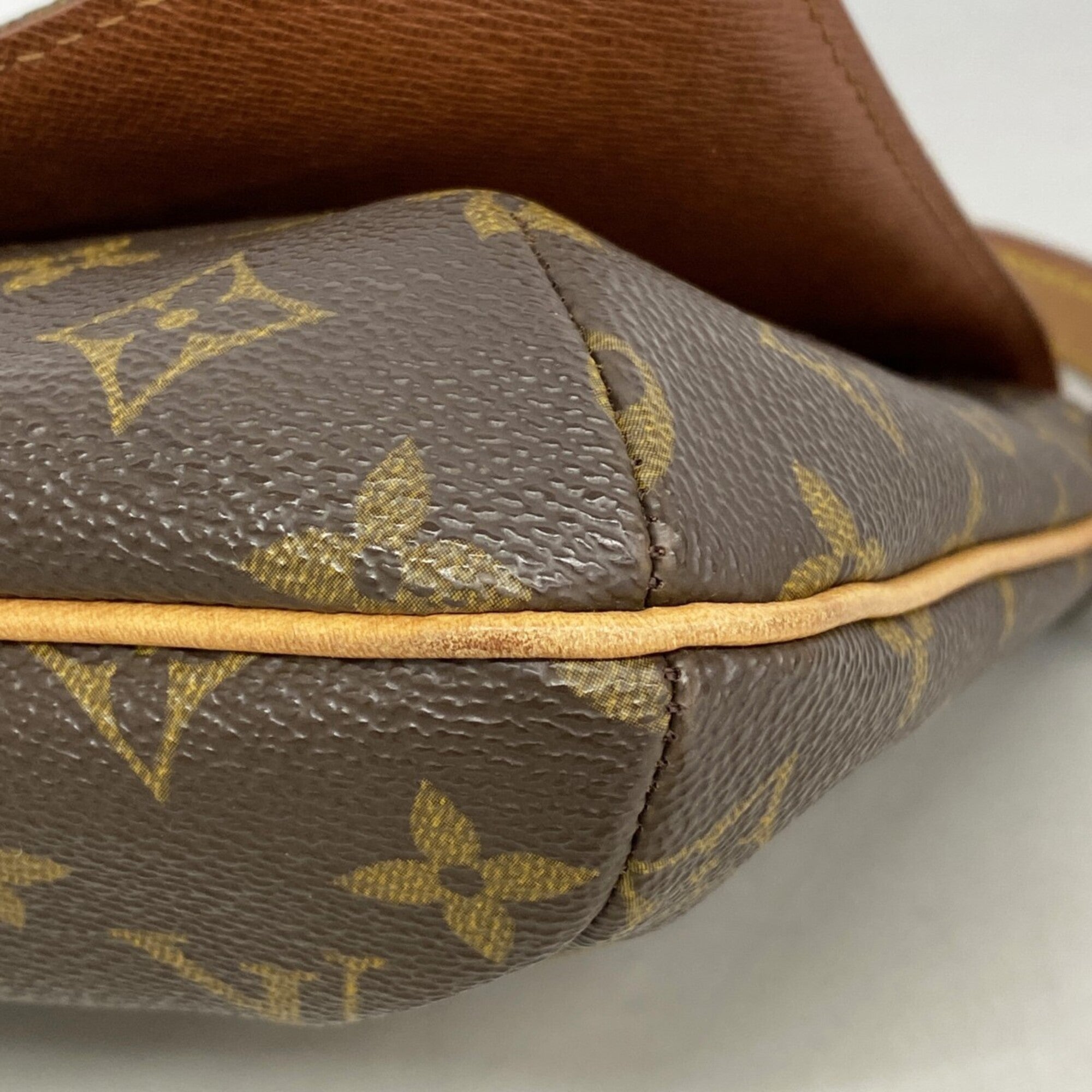 Louis Vuitton Brown Shoulder Bag (Pre-Owned)