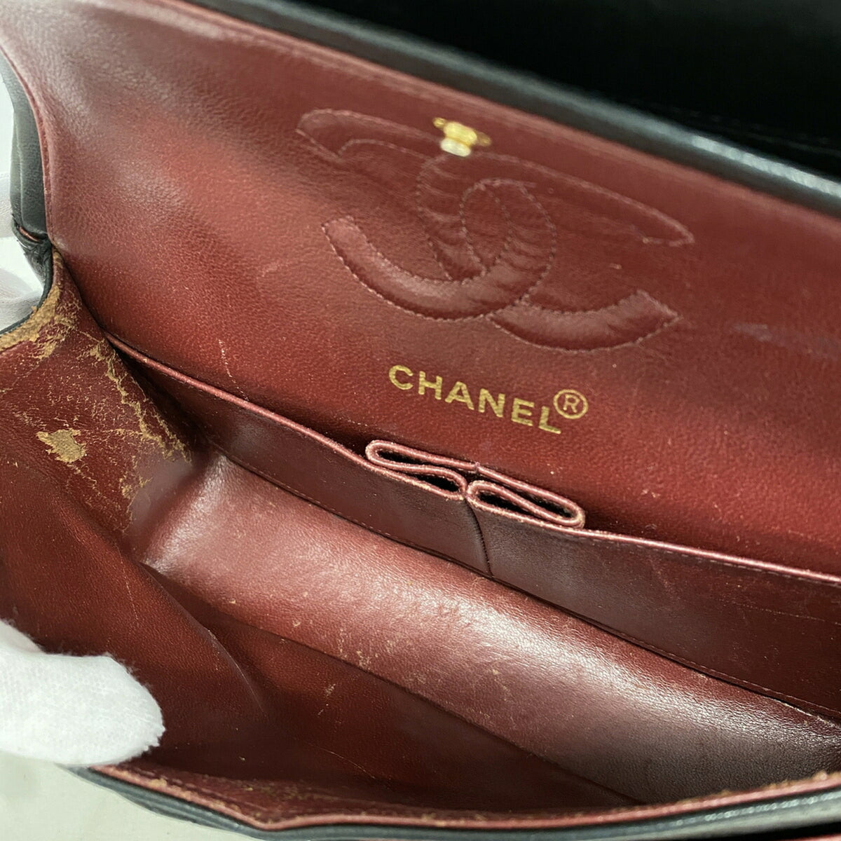 Chanel Black Leather Shoulder Bag (Pre-Owned)
