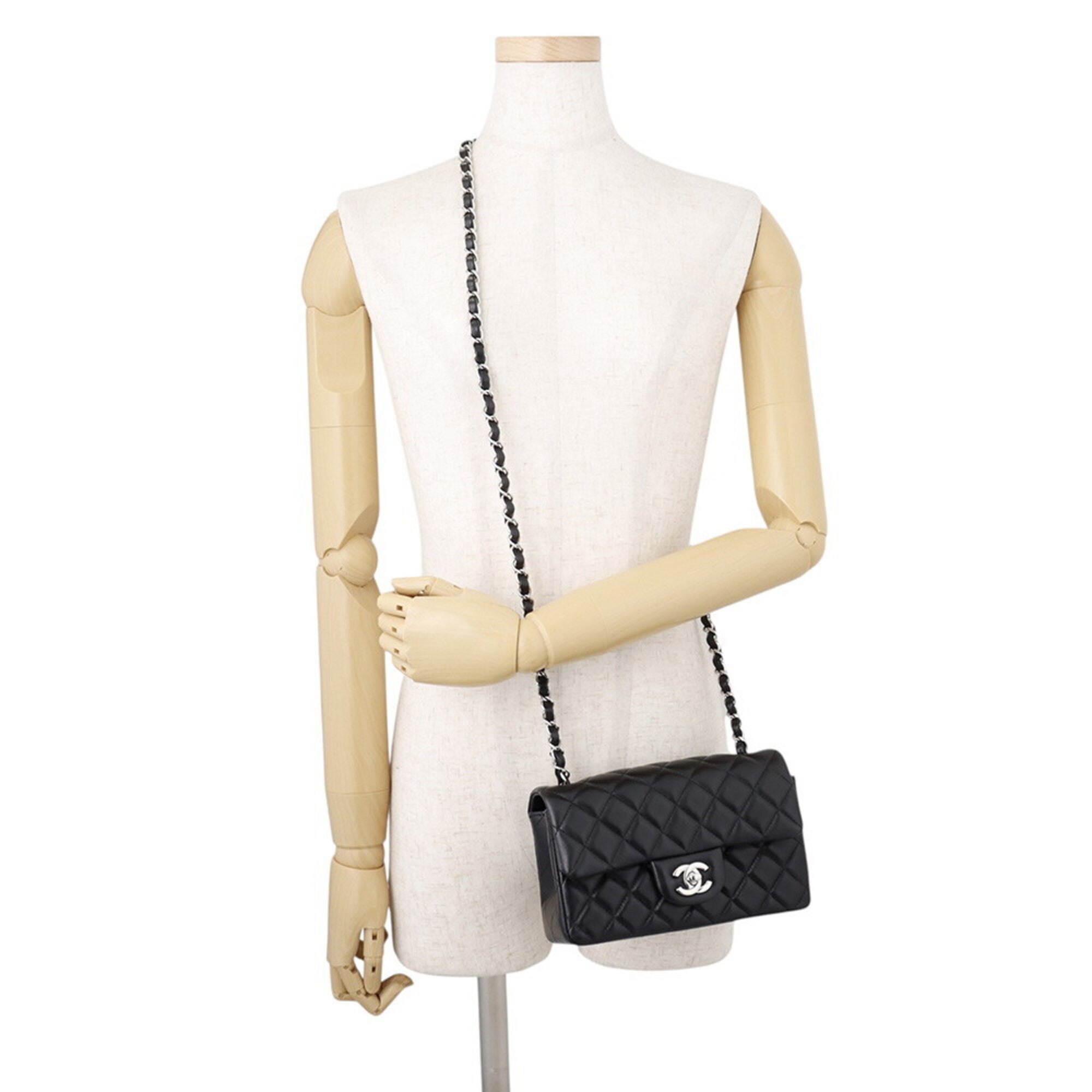 Chanel Black Leather Shoulder Bag (Pre-Owned)