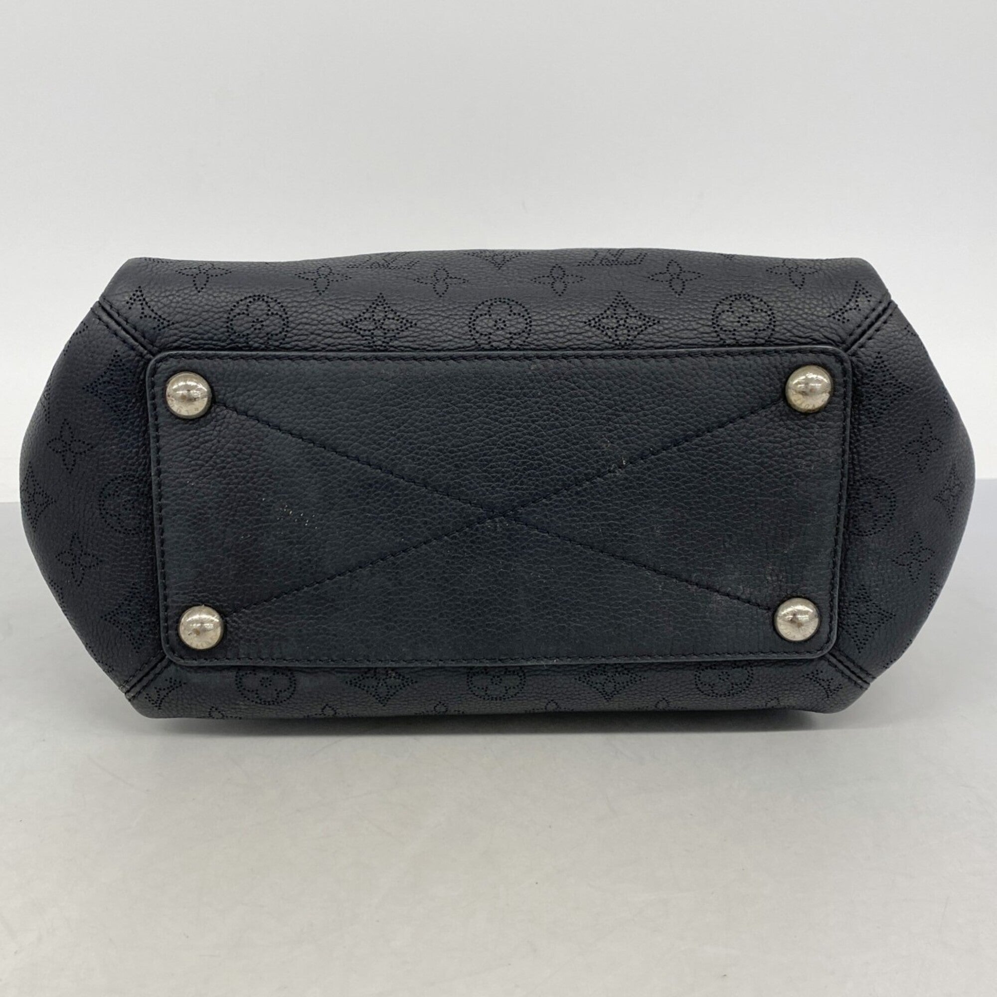 Louis Vuitton Noir Handbag (Pre-Owned)