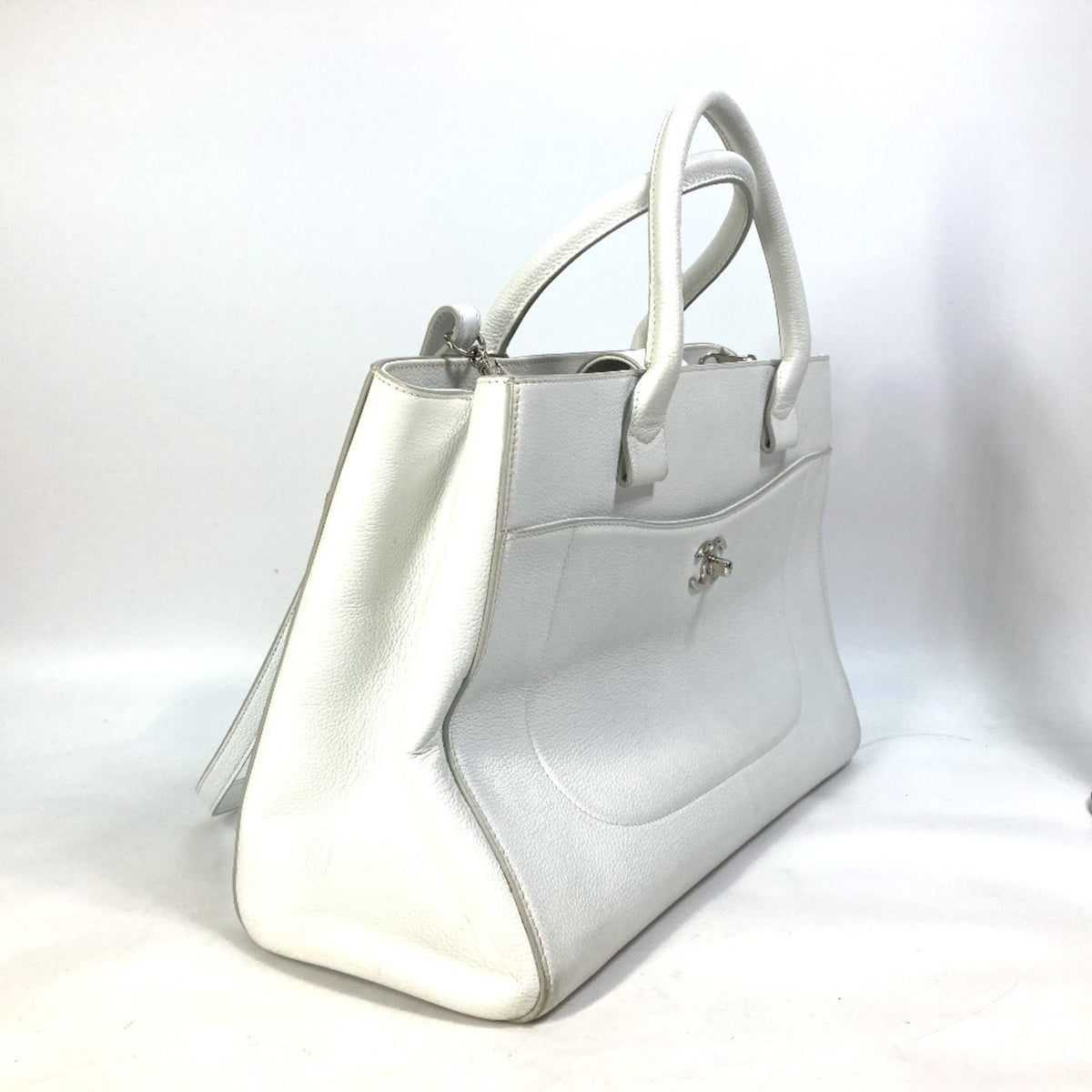 Chanel White Leather Handbag (Pre-Owned)
