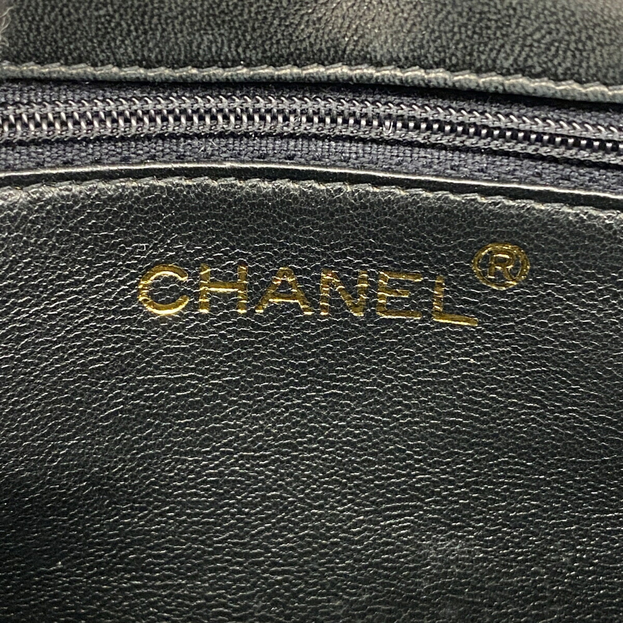 Chanel Black Leather Shoulder Bag (Pre-Owned)