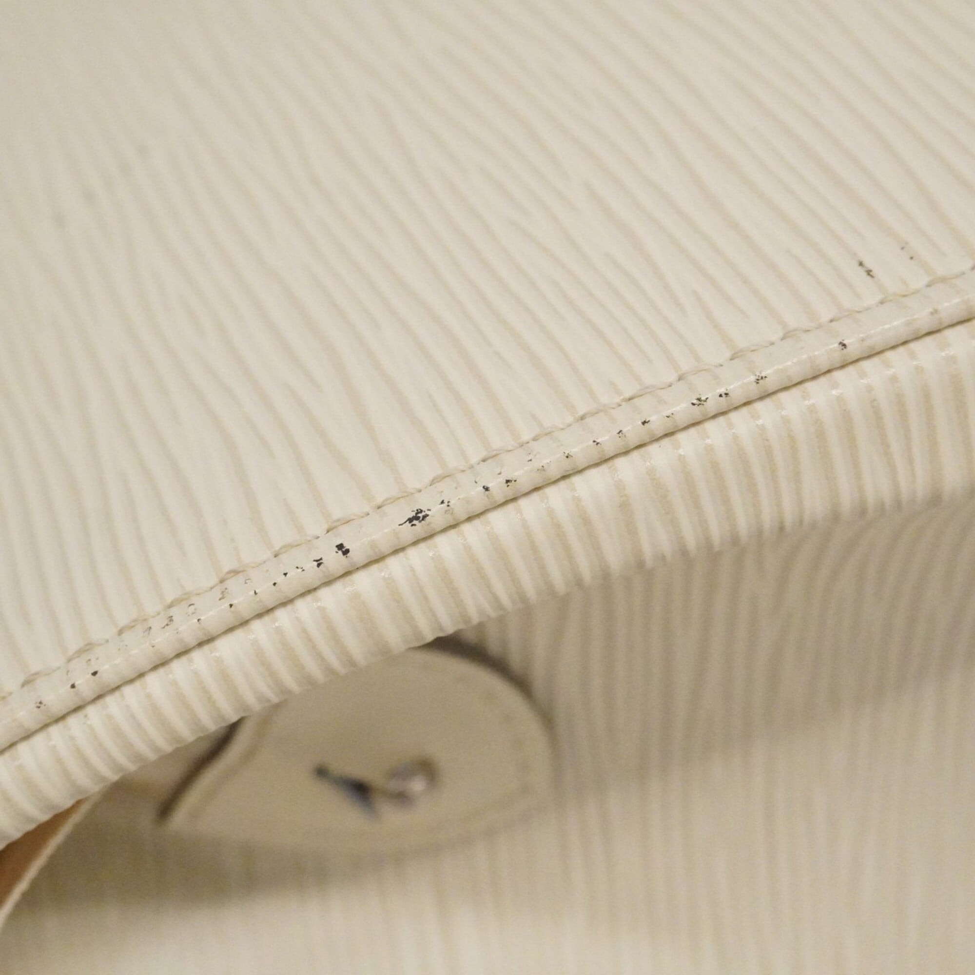 Louis Vuitton Lv Off White Handbag (Pre-Owned)