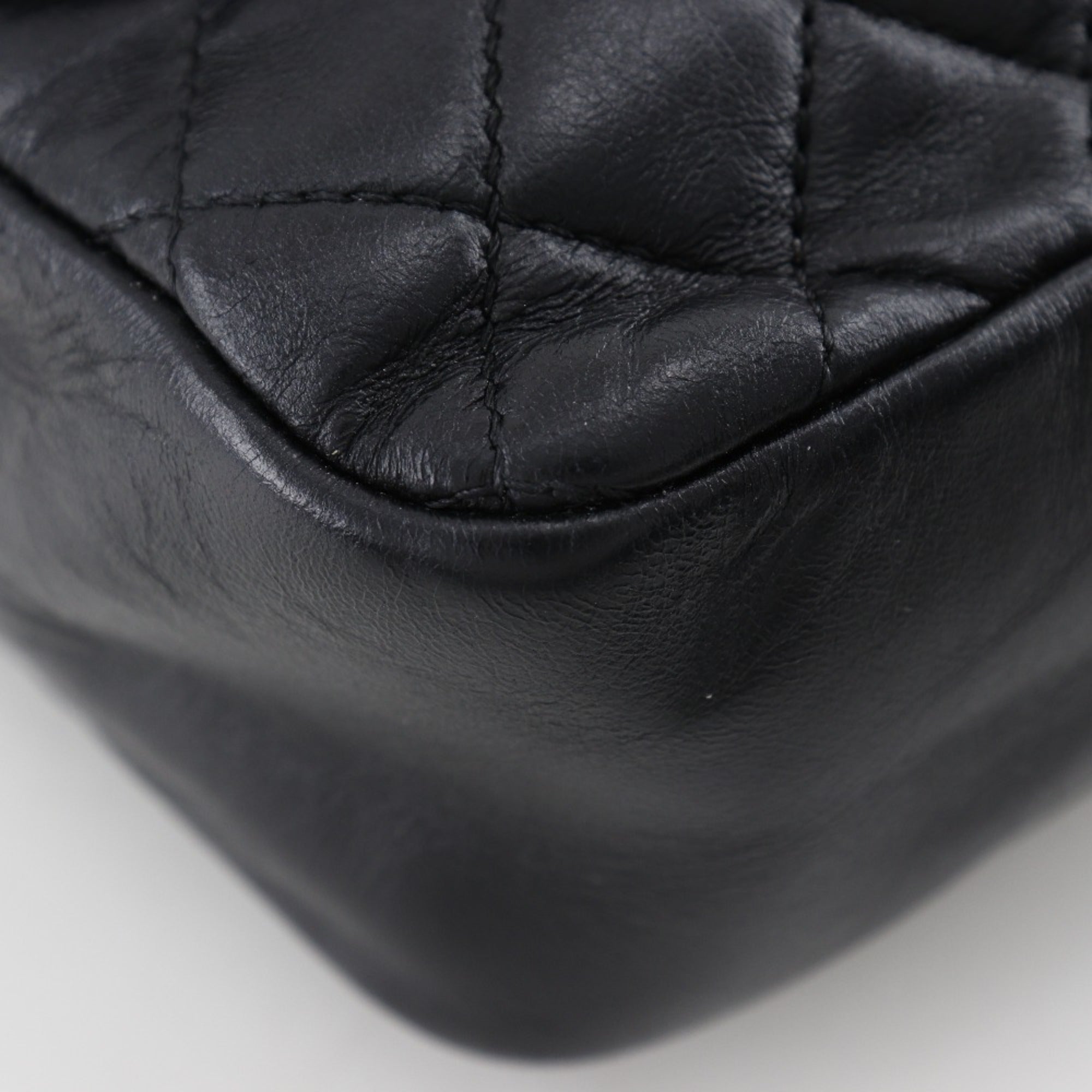 Chanel Matelasse Black Leather Shoulder Bag (Pre-Owned)