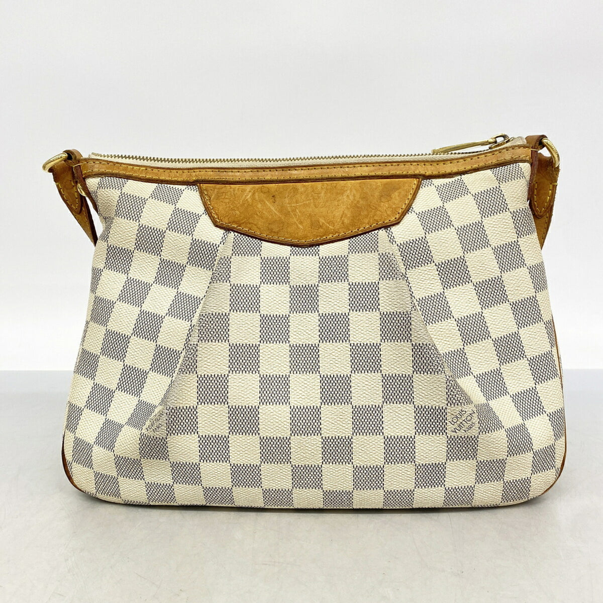Louis Vuitton White Shoulder Bag (Pre-Owned)